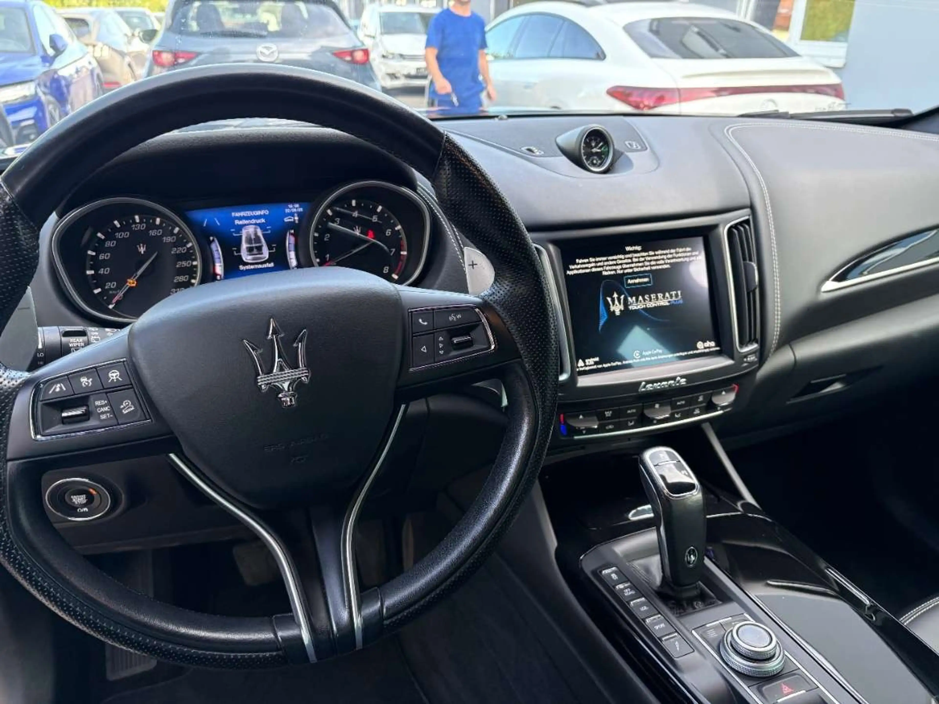 Maserati Levante Q4 GranLusso — photo 10