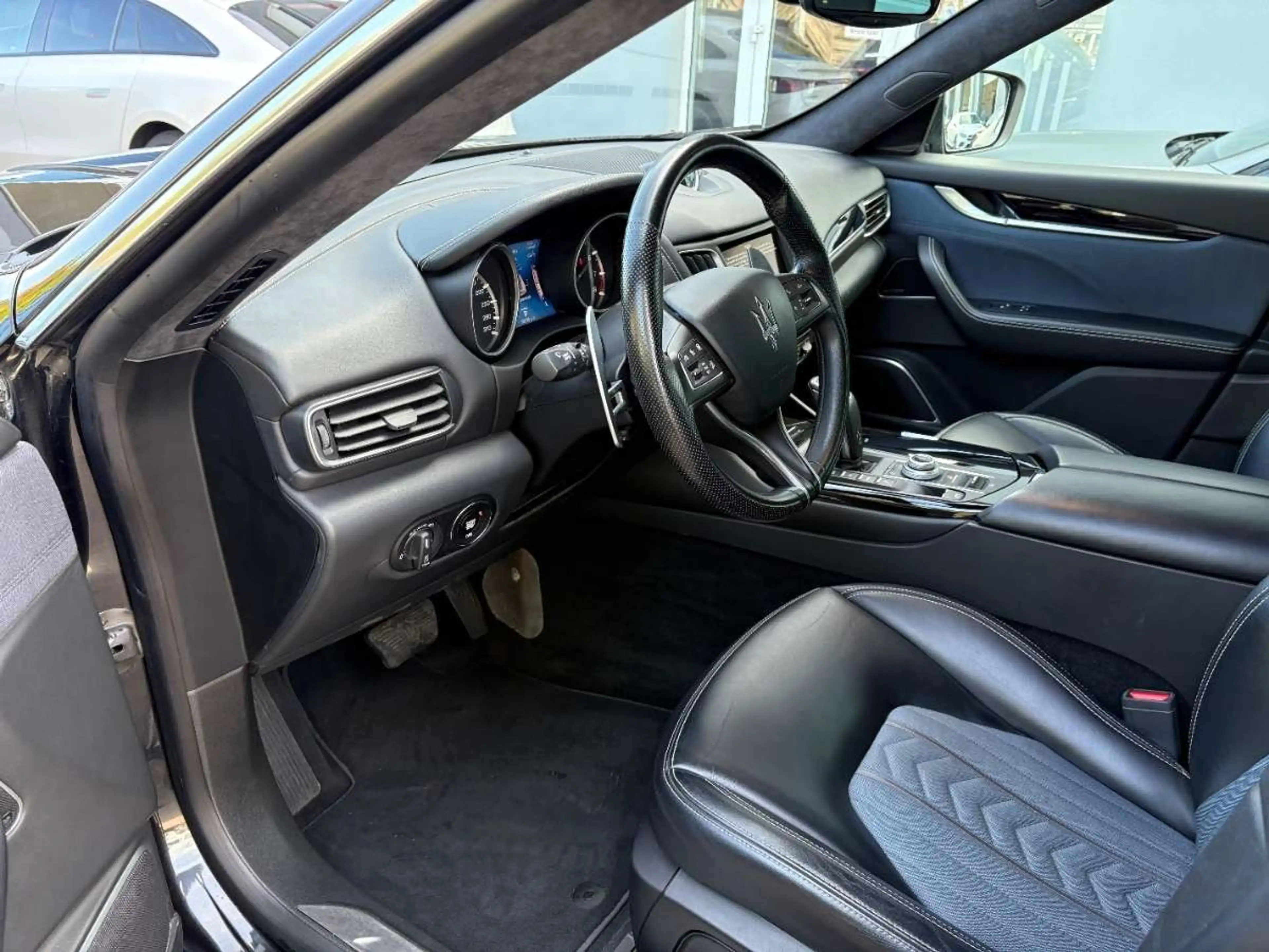 Maserati Levante Q4 GranLusso — photo 9