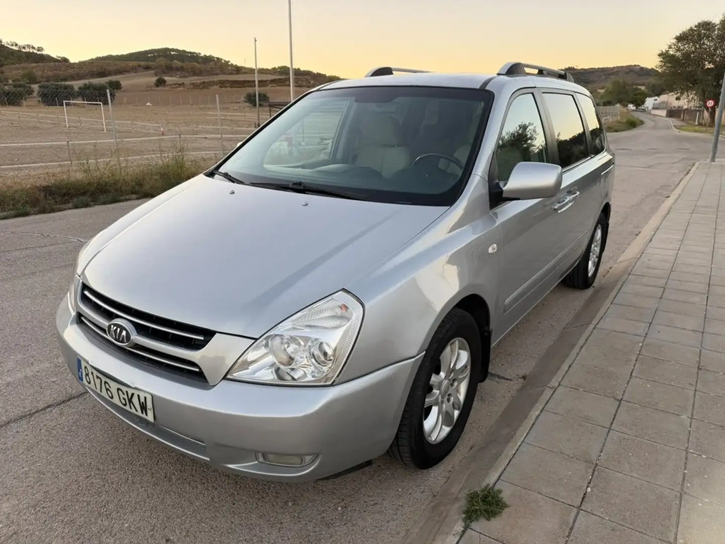 Kia Carnival 2.9 CRDi VGT Emotion Beige - 1