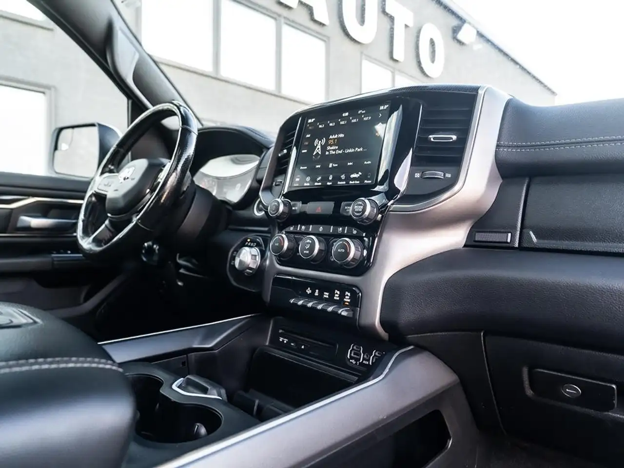 RAM 1500 снимка RAM 1500