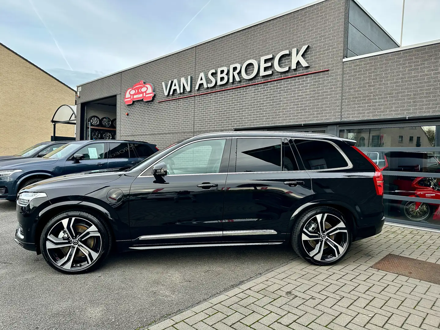 Volvo XC90 T8 AWD Plug-in Hybrid Ultra Bright*Luchtvering*22" Zwart - 2