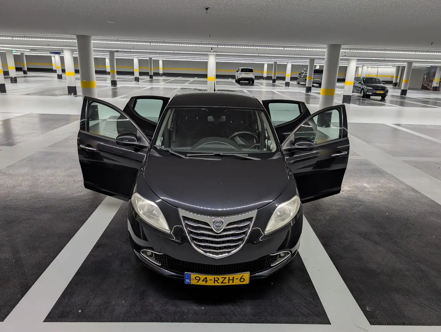 Lancia Ypsilon 0.9 TwinAir Silver Zwart - 1