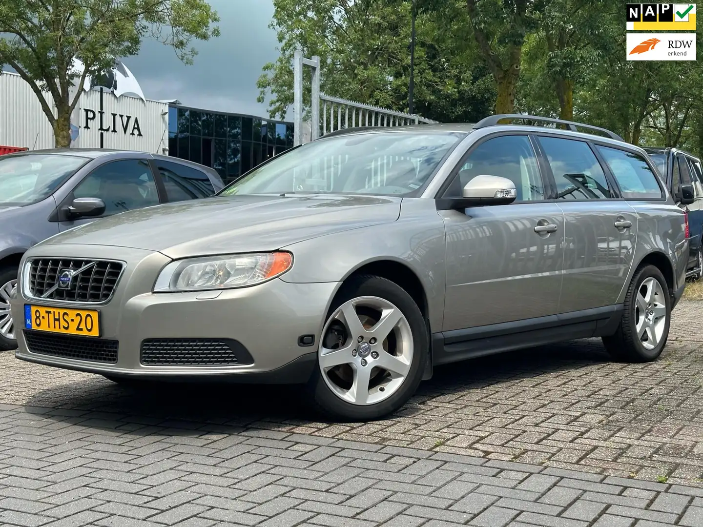 Volvo V70 2.0F Momentum Beige - 1