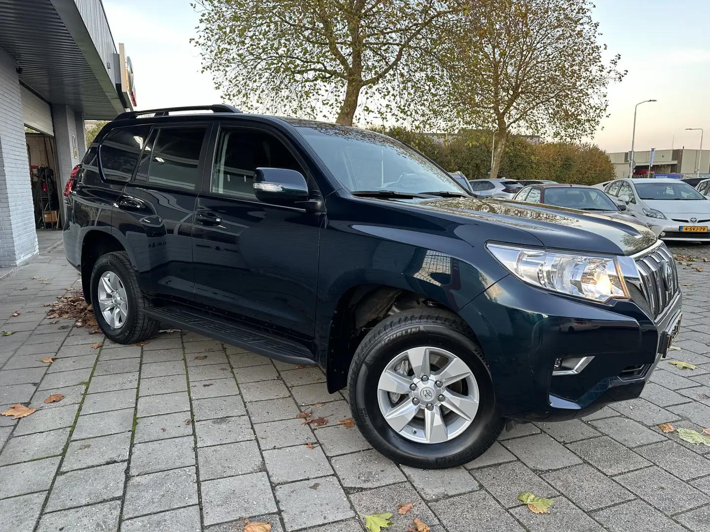 Toyota Land Cruiser 2.8 D-4D-F Comfort Window Van Aut. | Leder 1e eige Blauw - 2
