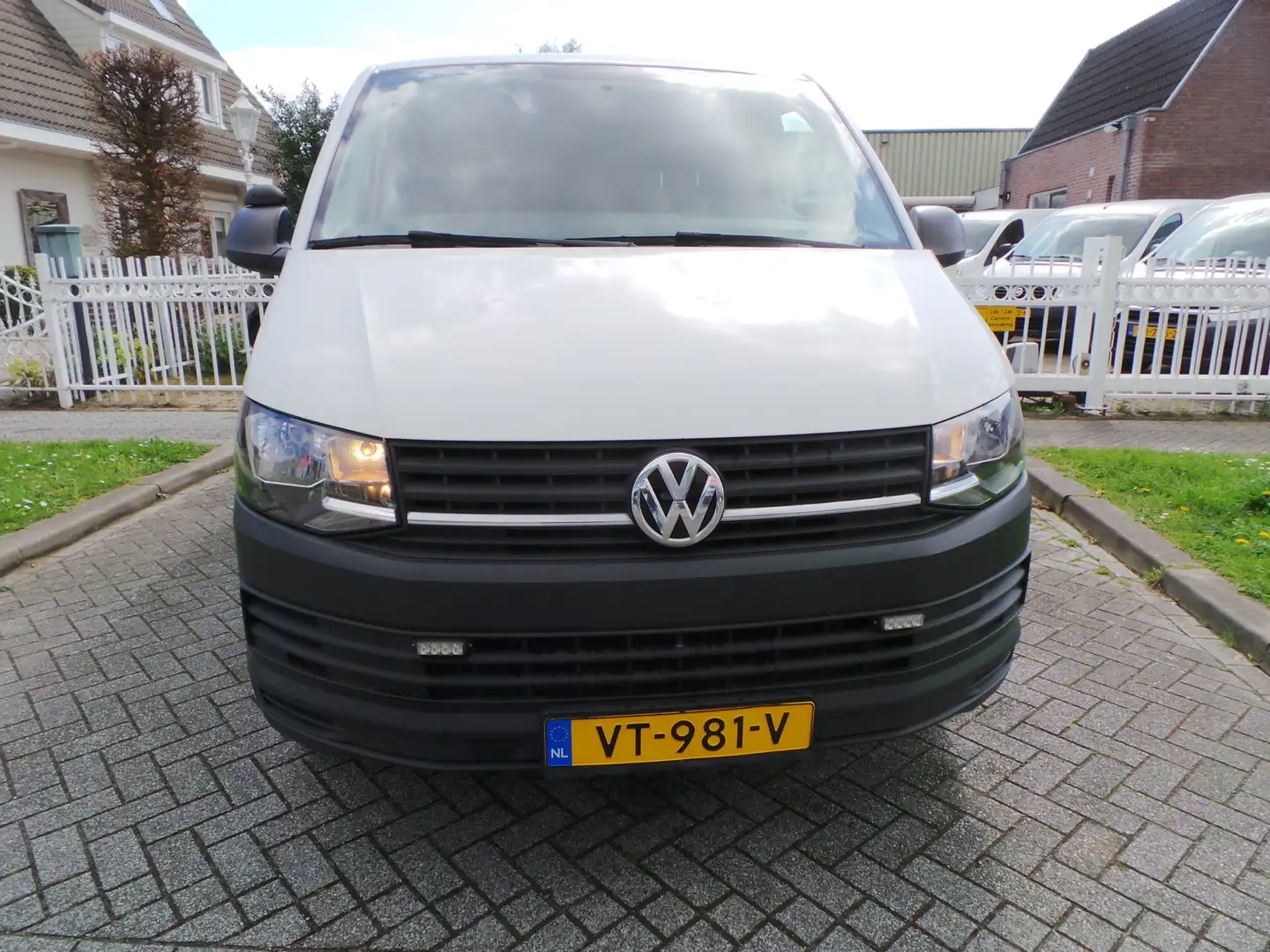 Volkswagen T6 Transporter 2.0 TDI L2H1 104kw/141pk airco,cruise,trekhaak Wit - 2