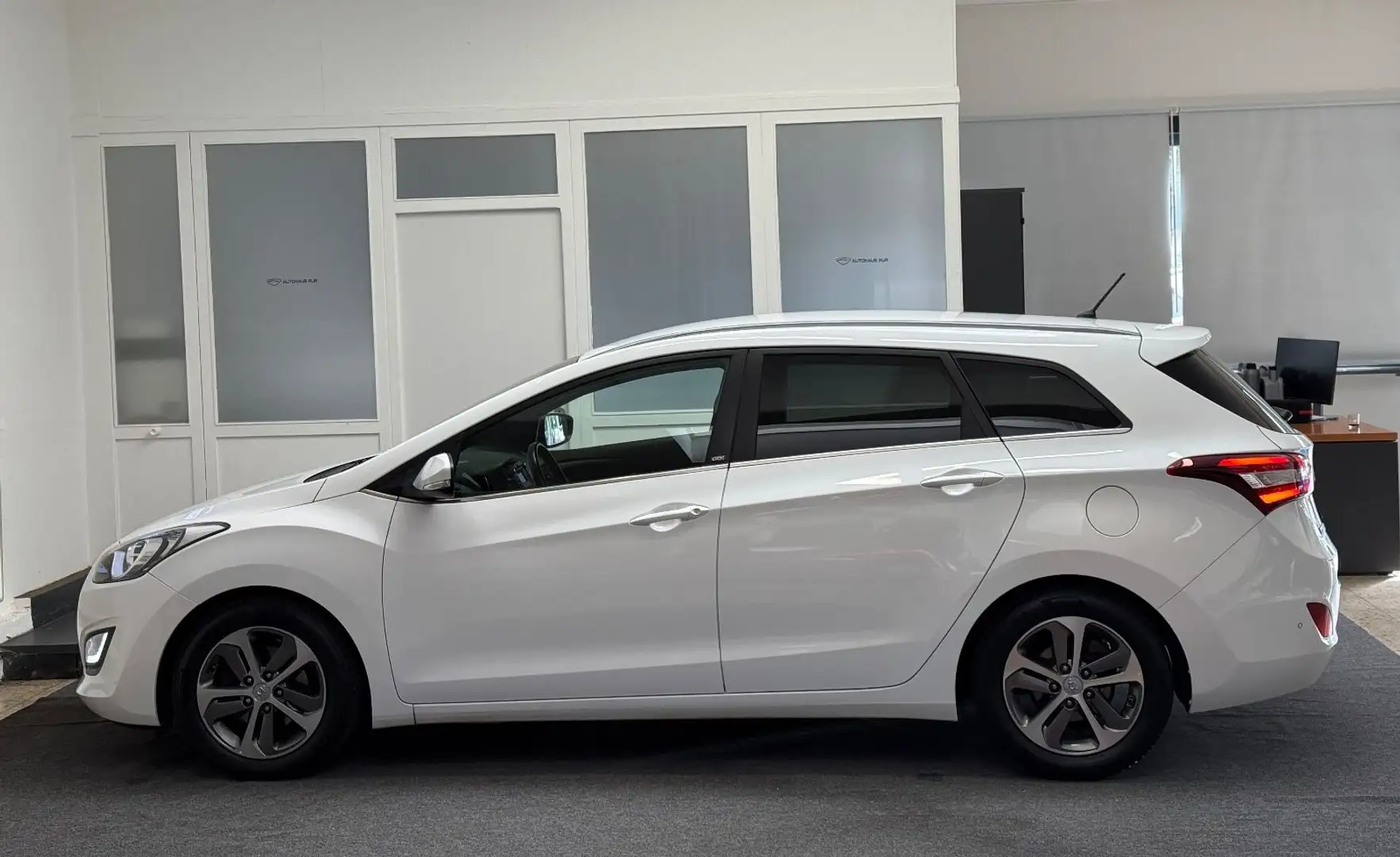 Hyundai i30 cw blue Premium/AUTOMATIK/1TE HAND/SITZ HZ Weiß - 2