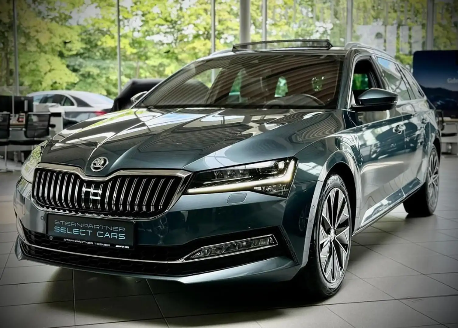 Skoda Superb Combi L&K 4x4 AHK+StHz+PANO+Memory+360 Grau - 2