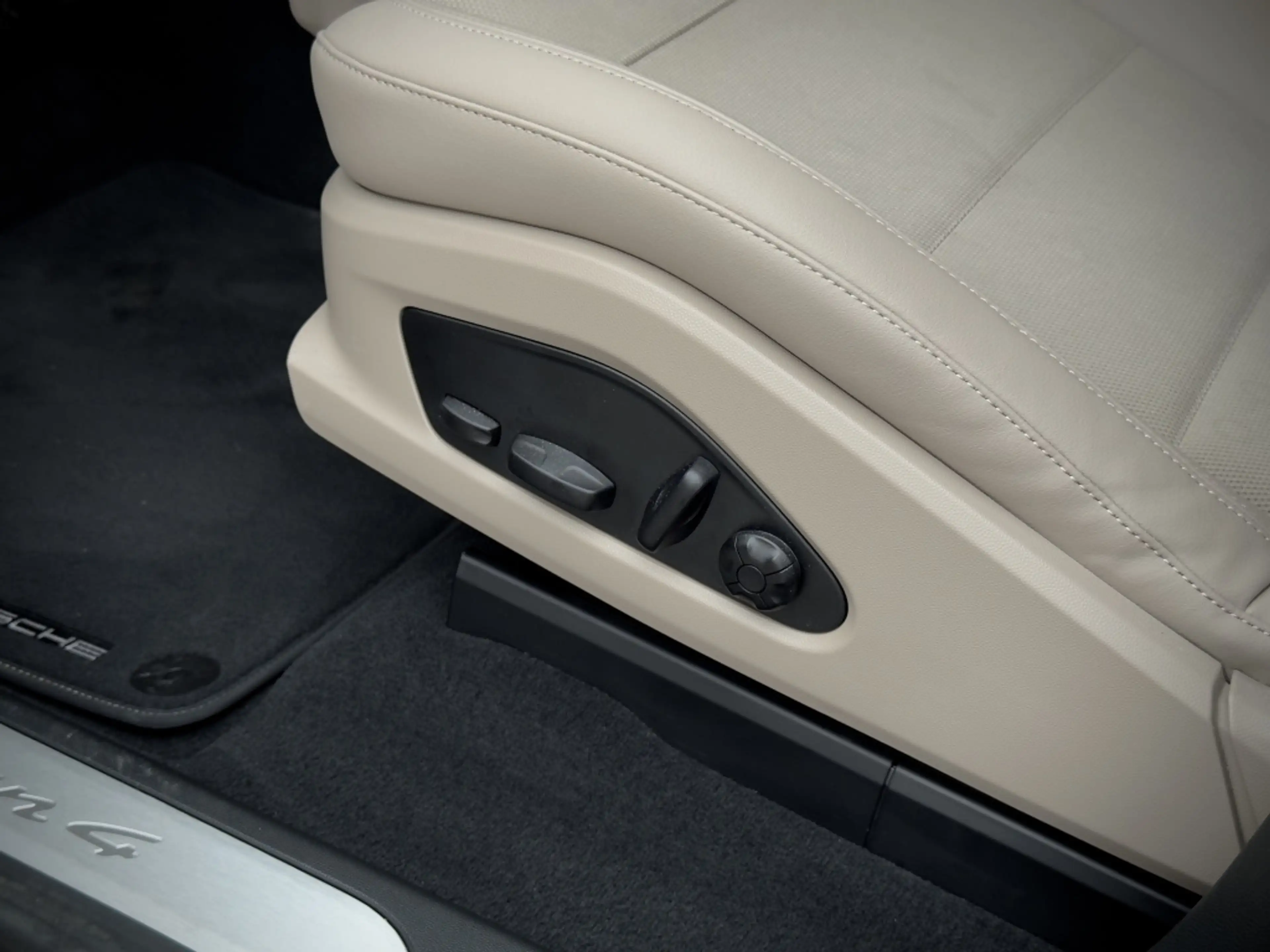 Porsche Macan 4 100kWh | Pano | Luchtvering | PDLS | Sport Chron — photo 10