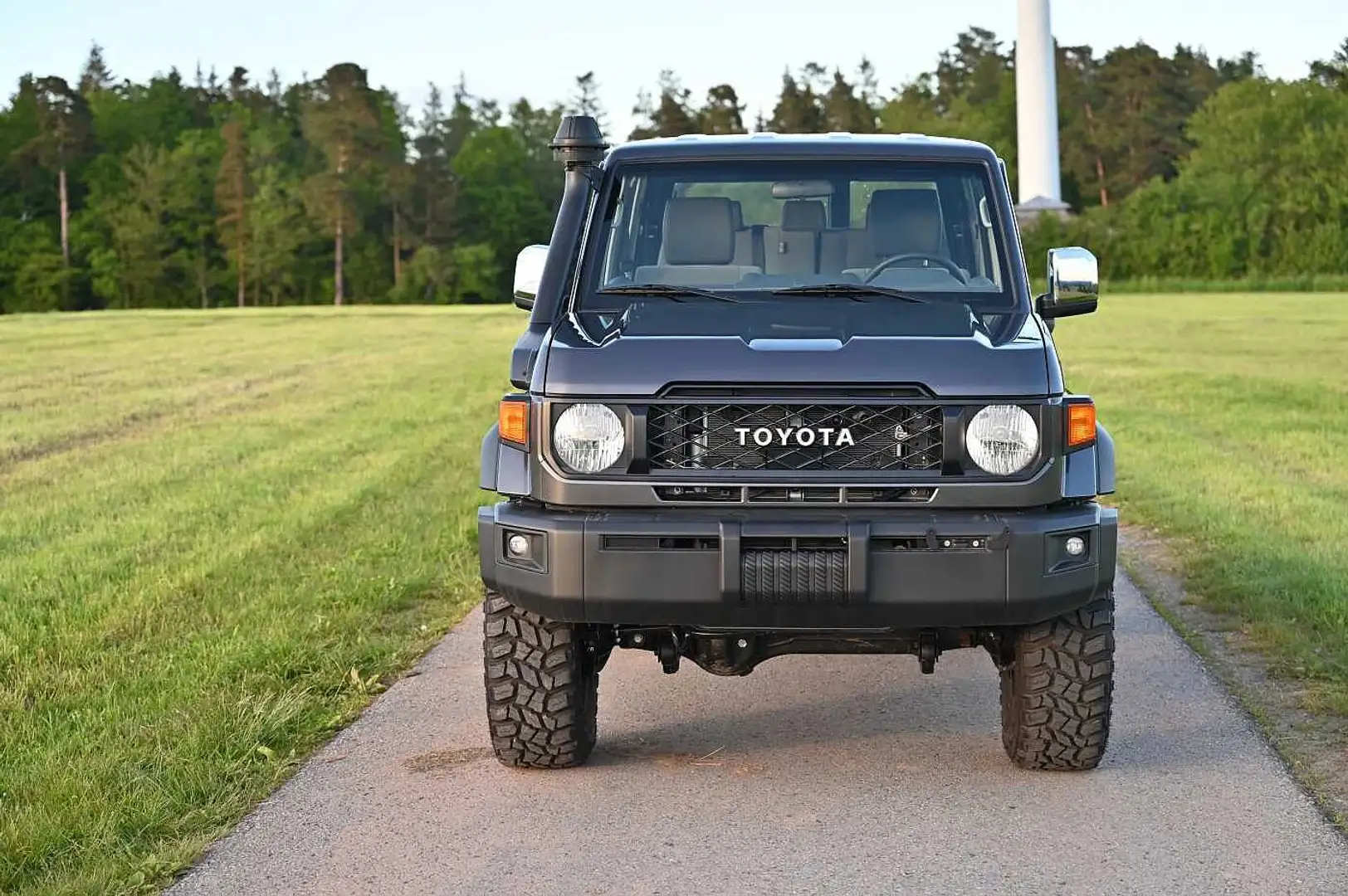 Toyota Land Cruiser GRJ 76 4.0 V6 5-Gang Basic NESTLE OFFROAD Grijs - 2