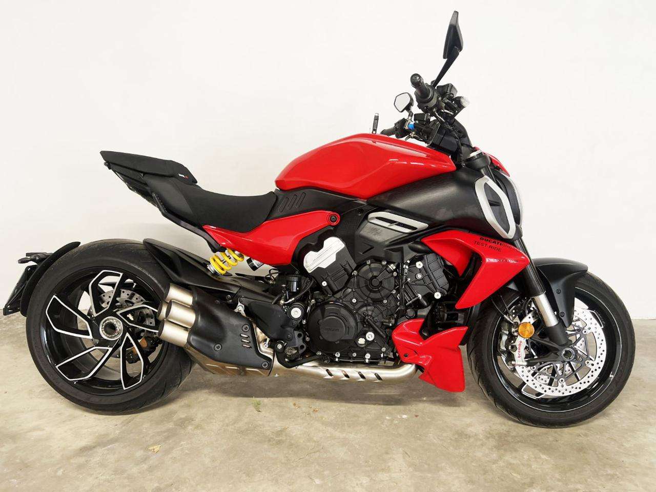 Ducati Diavel Red