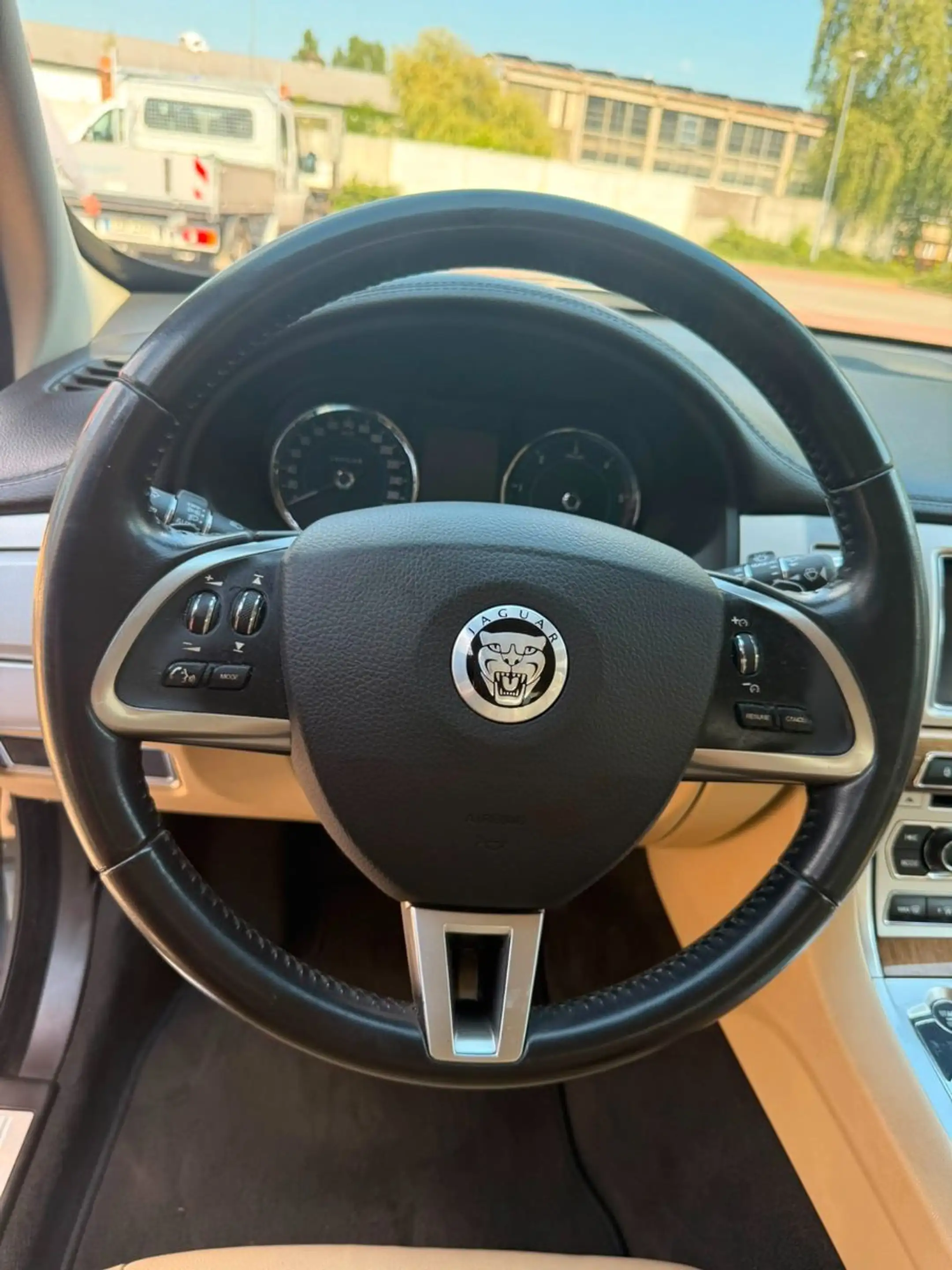 Jaguar XF 3.0 V6 Diesel — photo 12