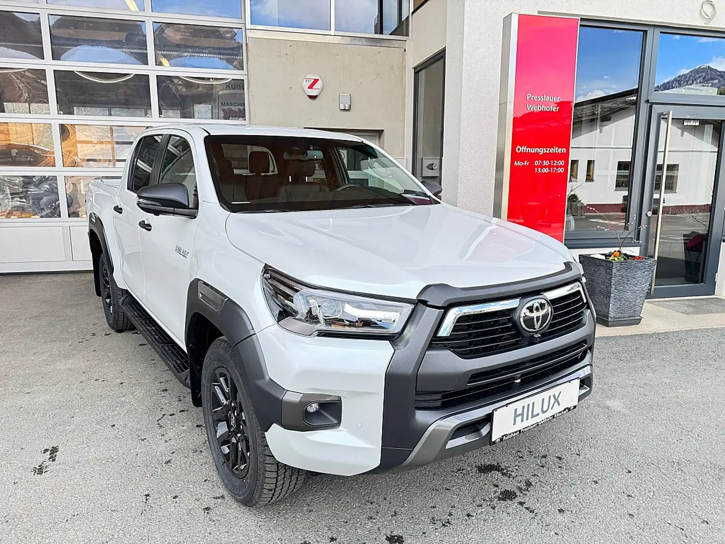 Toyota Hilux DK Invinsible 4WD 2,8 D-4D Aut. Weiß - 1