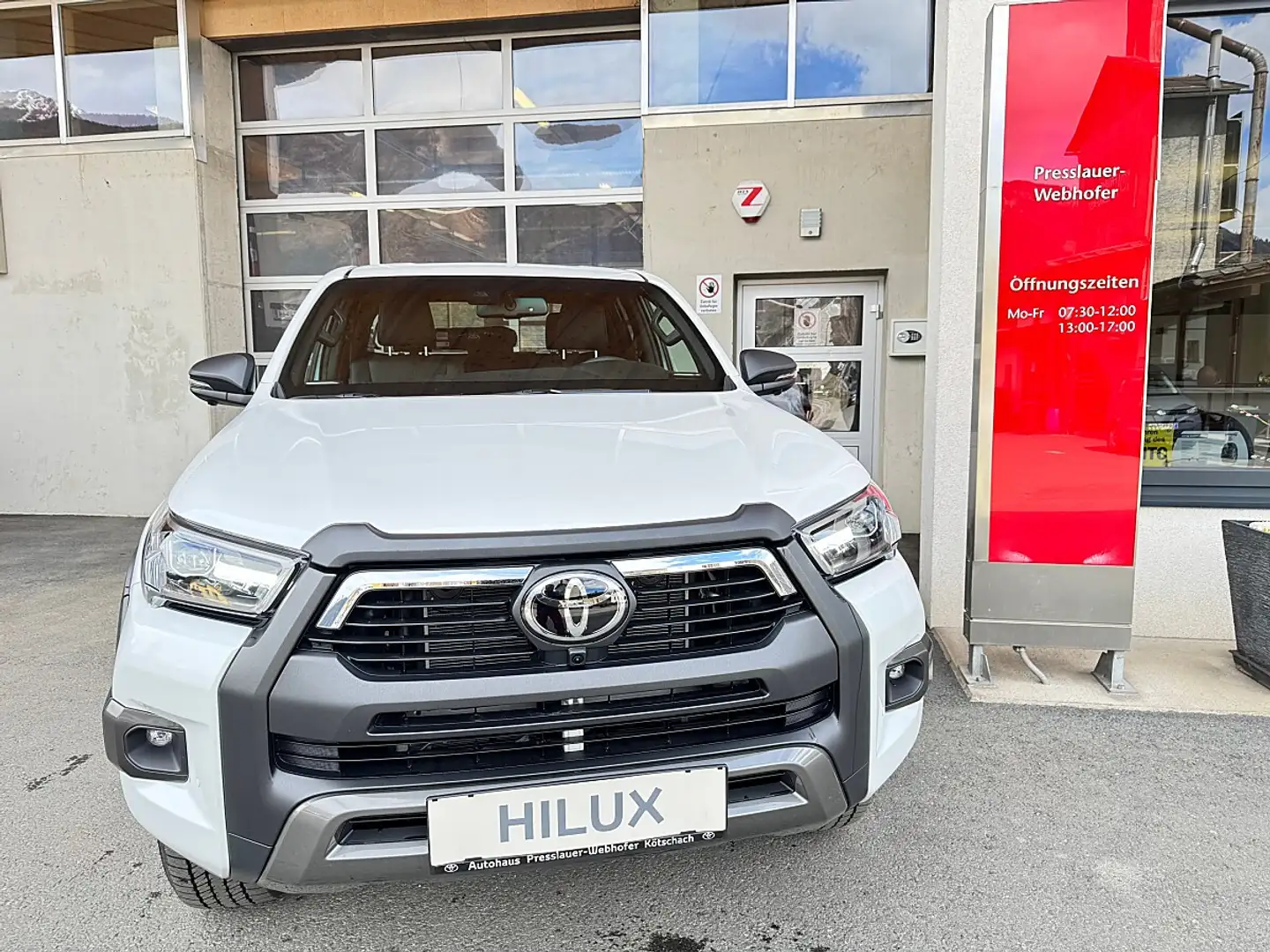 Toyota Hilux DK Invinsible 4WD 2,8 D-4D Aut. Weiß - 2
