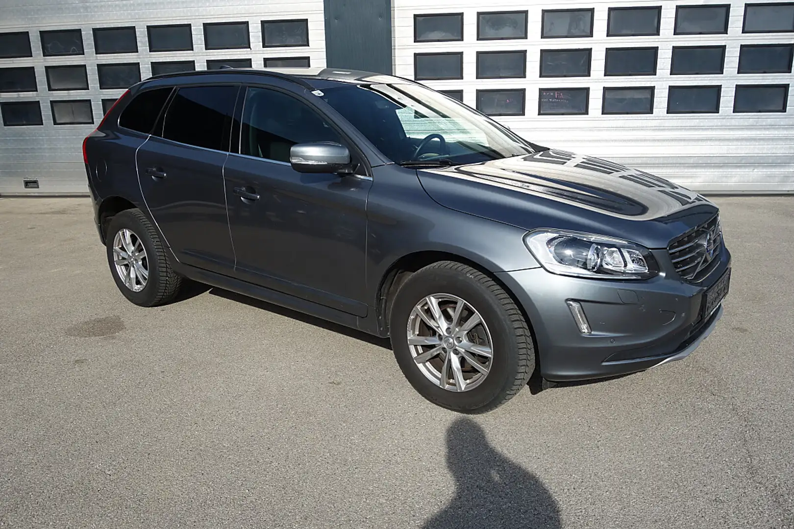 Volvo XC60 D3 Momentum Geartronic Grau - 2