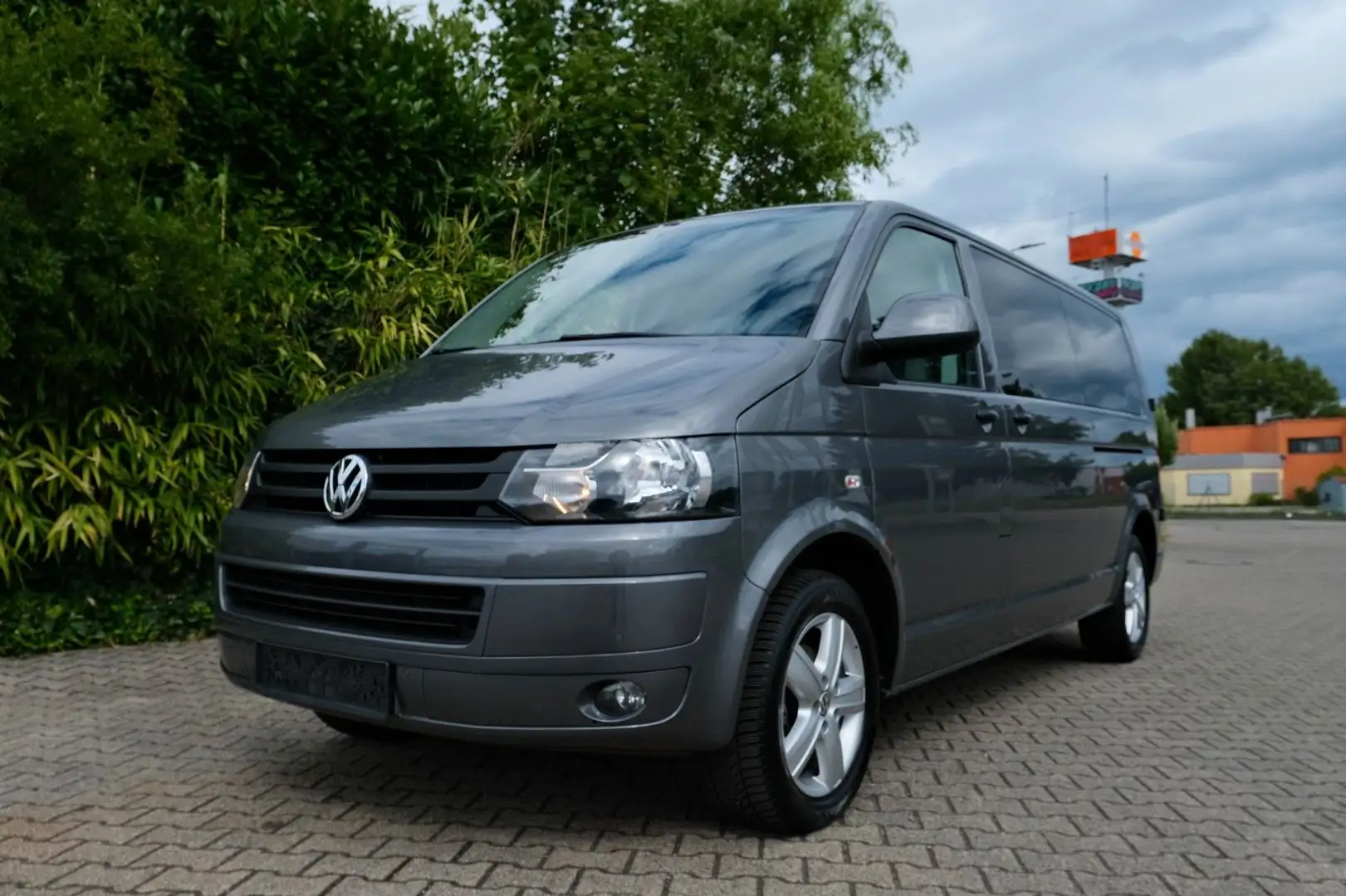 Volkswagen T5 Transporter Kombi lang Navi 2x Tür Standheiz Gris - 1
