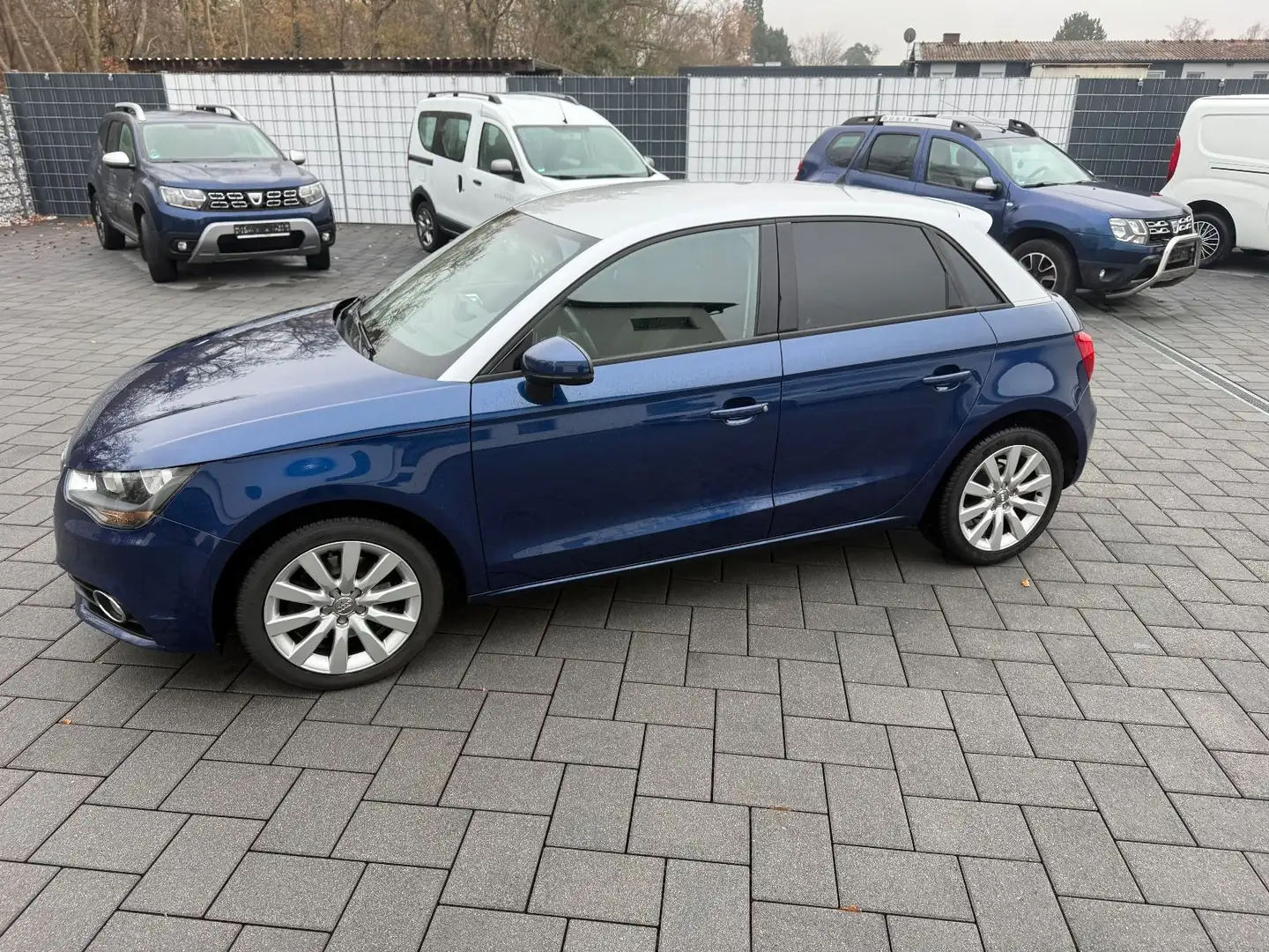 Audi A1 Sportback attraction S-Tronic Blau - 1