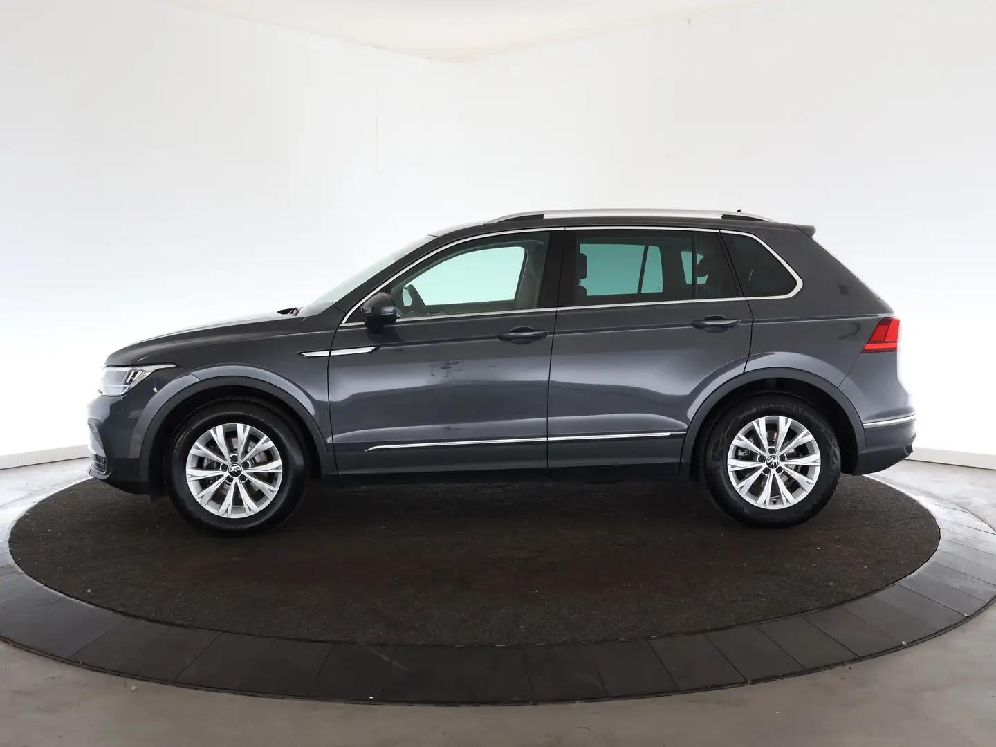 Volkswagen Tiguan 1.5 TSI Life | Navi | Digitaal dashboard | Grijs - 2