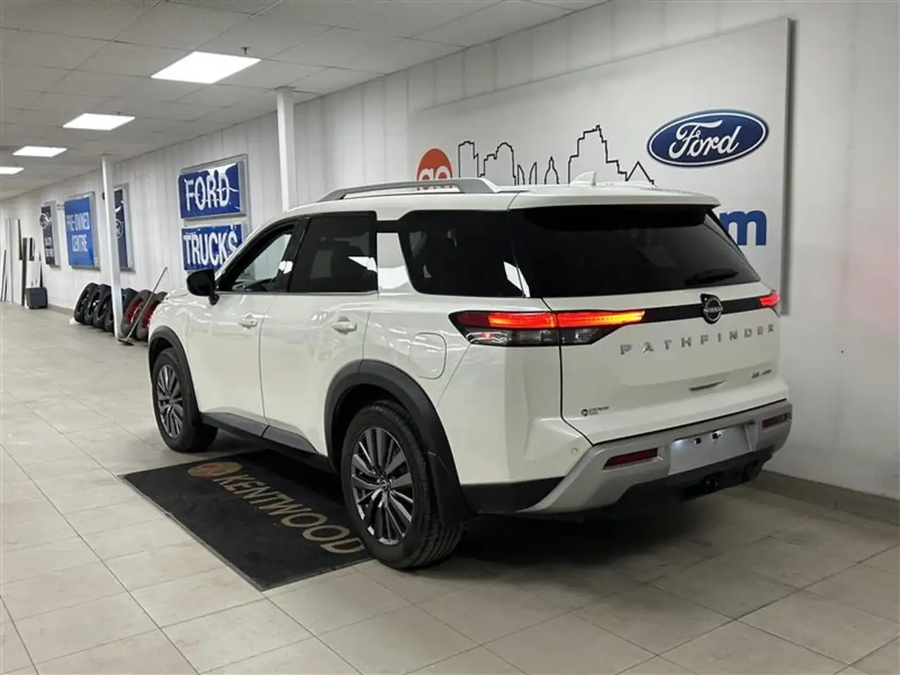 Nissan Pathfinder снимка Nissan Pathfinder