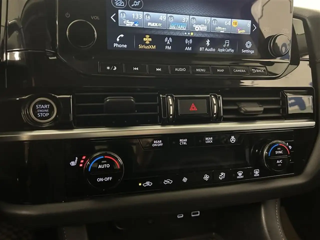 Nissan Pathfinder снимка Nissan Pathfinder
