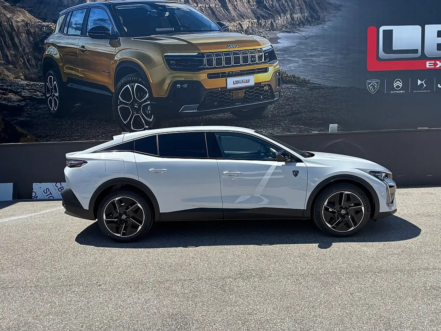 Peugeot 408 Hybrid 145 e-DCS6 GT inkl. 360° Vision Pack Weiß - 2