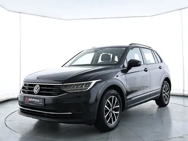 Volkswagen Tiguan view 3