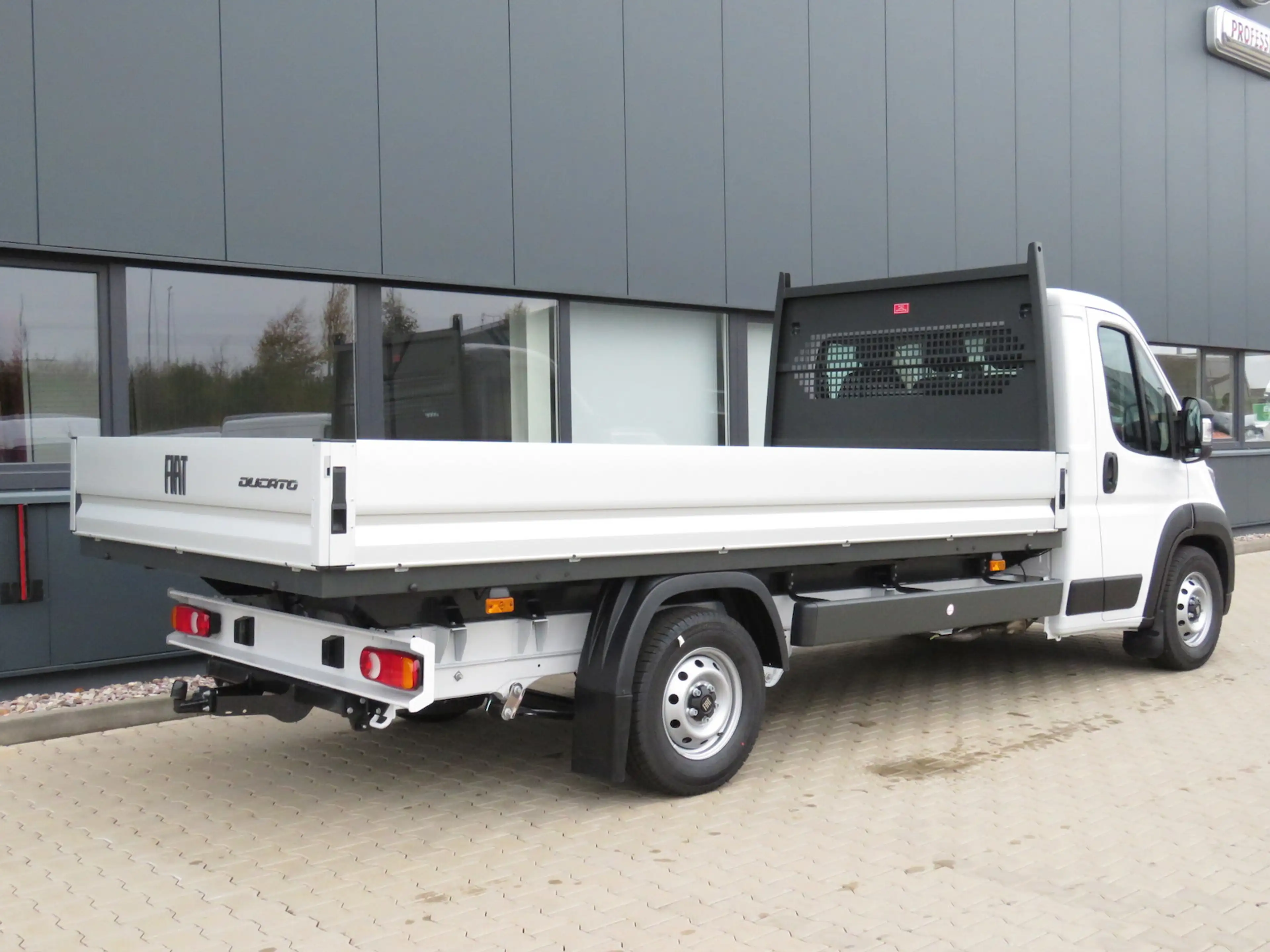 Fiat Ducato Maxi Pritsche 35 L4 180/ 10-Zoll-Navi+AHK — photo 2