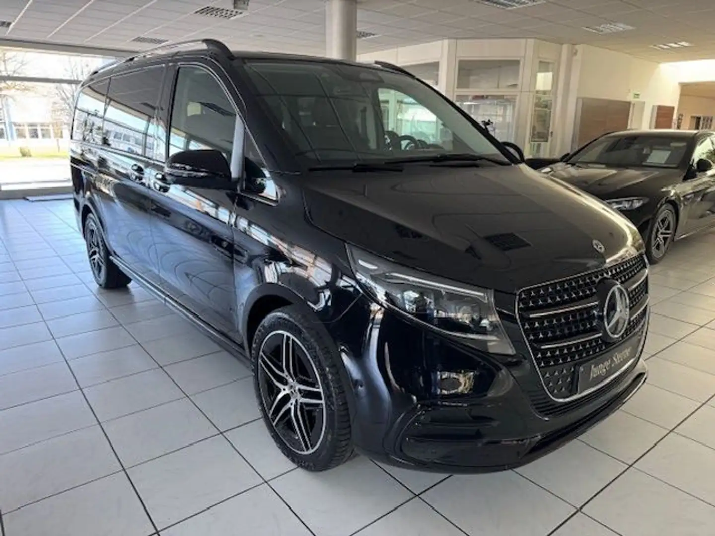 Mercedes-Benz V 300 d AVA AMG MOPF 4M AHK STHZG SITZLUFT Navi Schwarz - 2