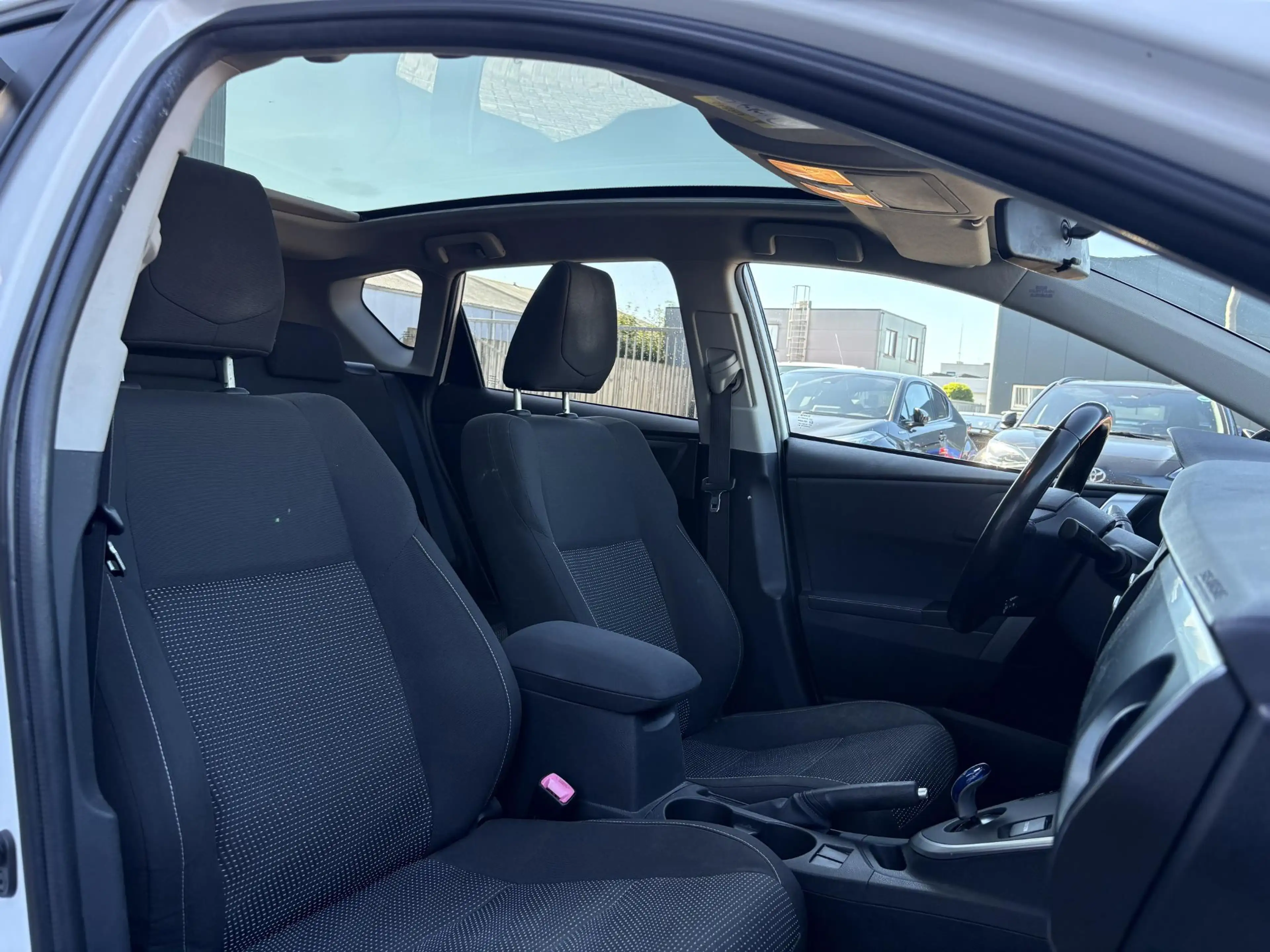 Toyota Auris 1.8 Hybrid Lease — photo 8
