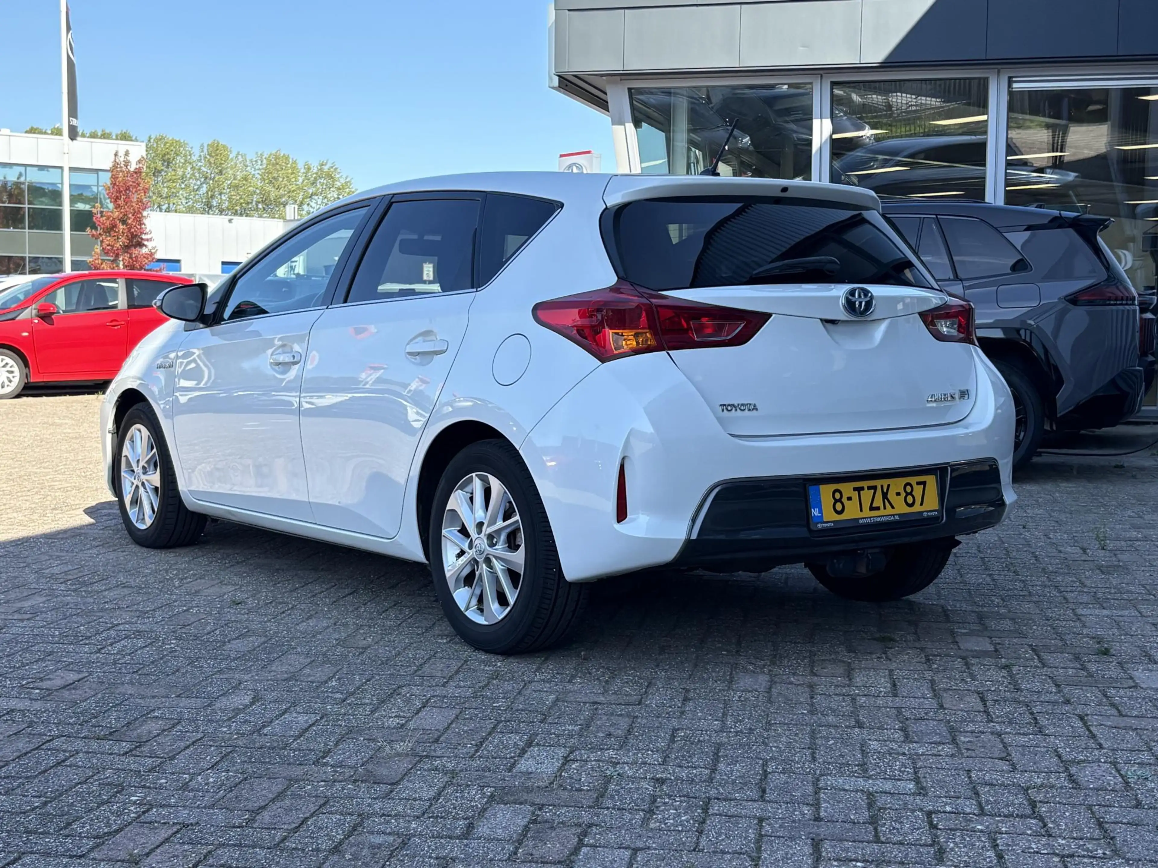 Toyota Auris 1.8 Hybrid Lease — photo 4