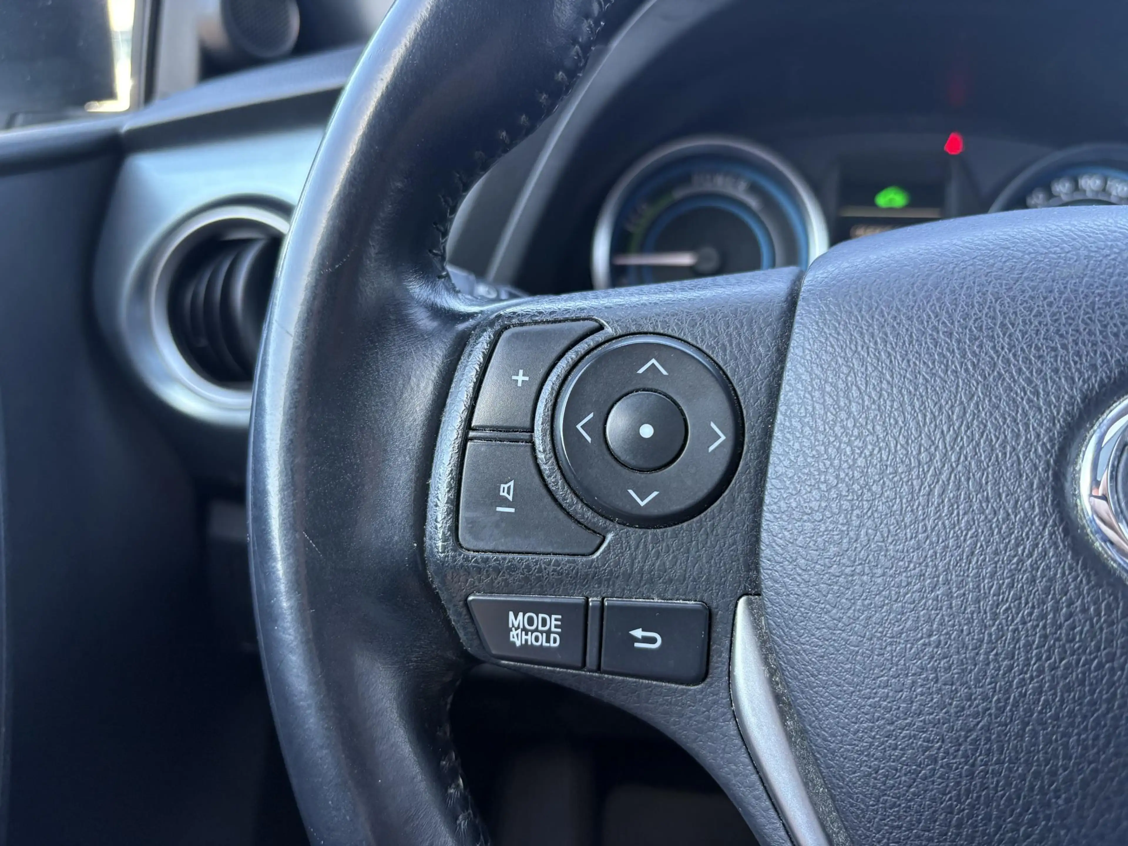 Toyota Auris 1.8 Hybrid Lease — photo 12