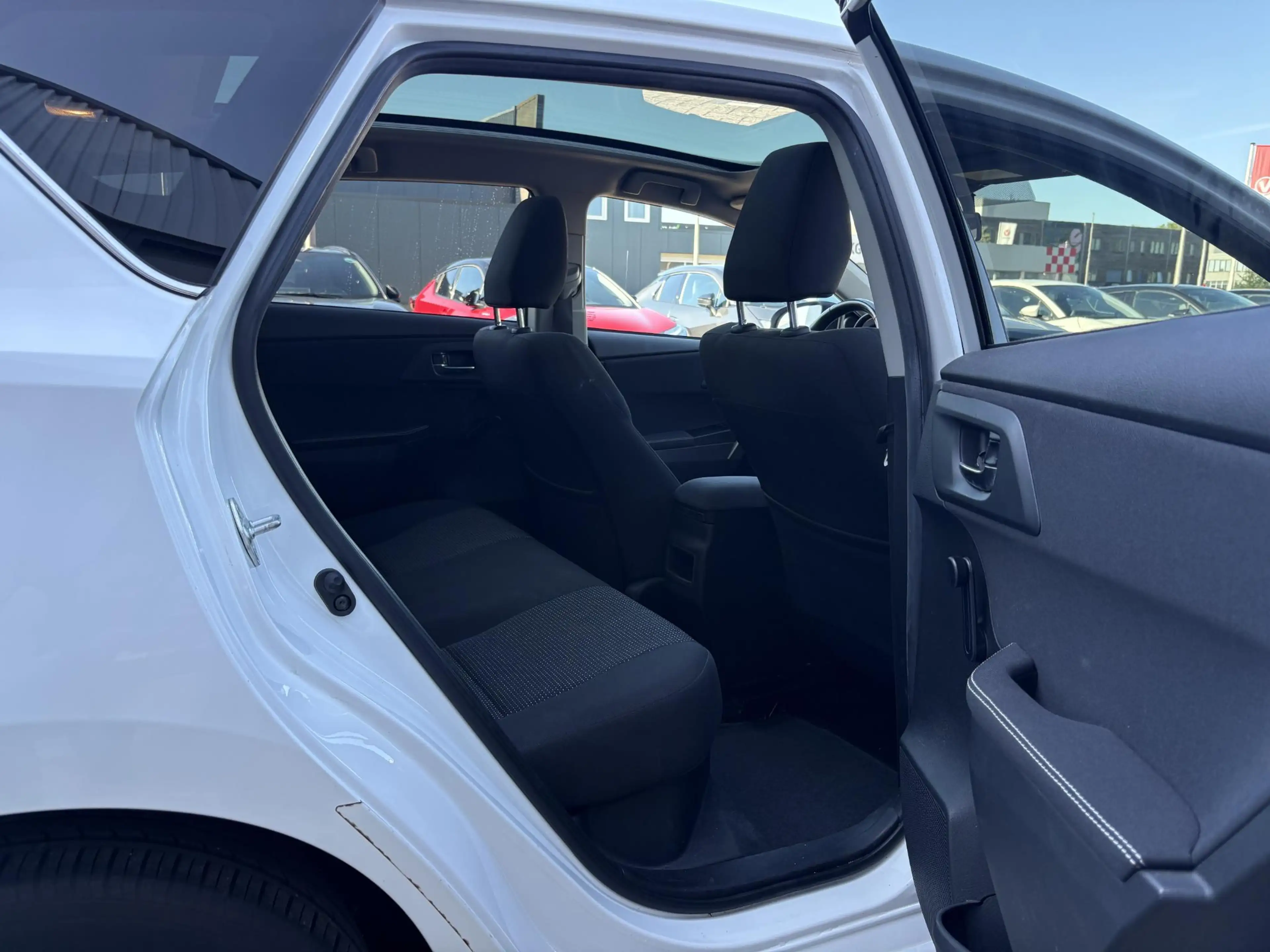 Toyota Auris 1.8 Hybrid Lease — photo 9