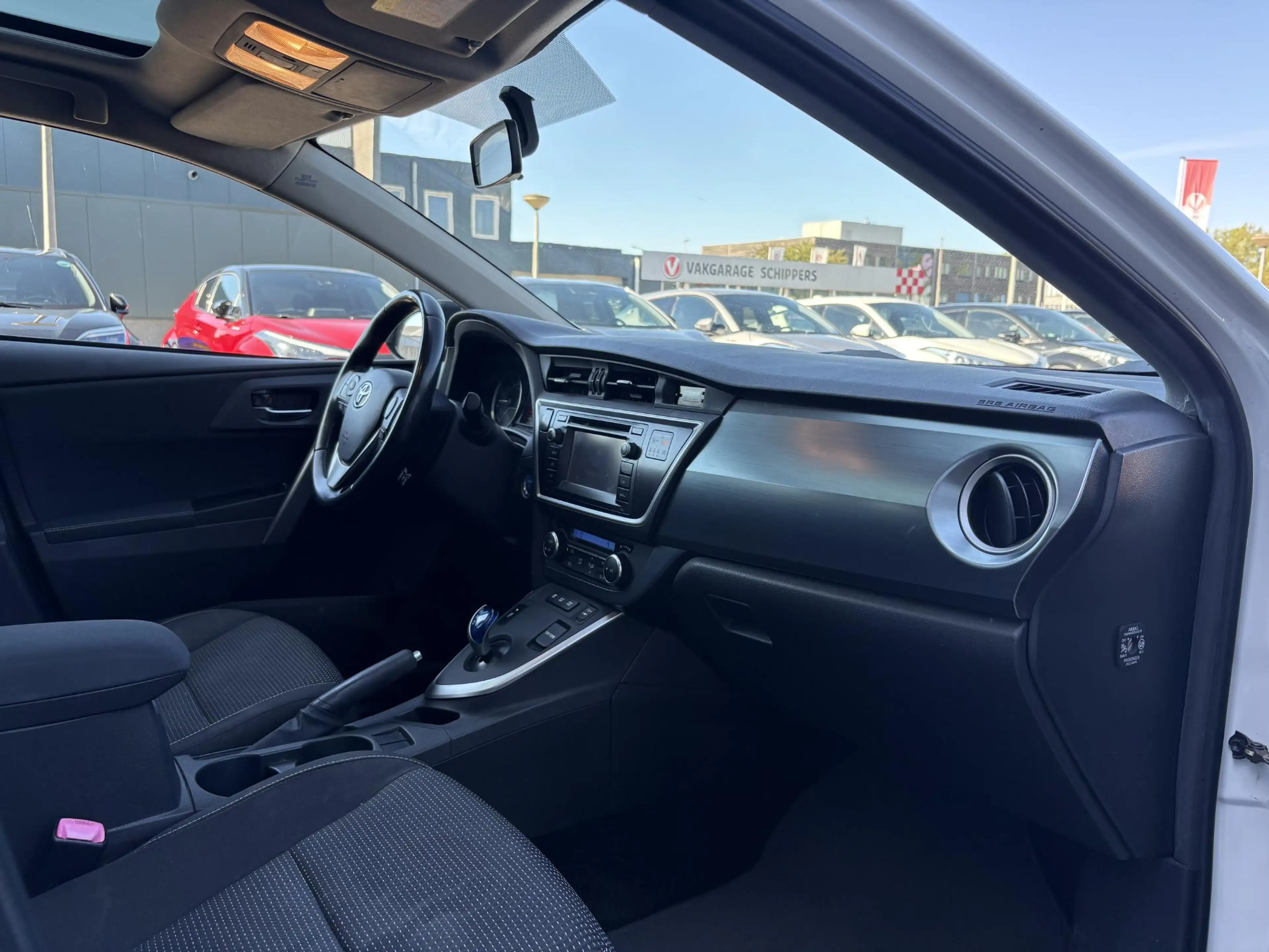 Toyota Auris 1.8 Hybrid Lease — photo 7