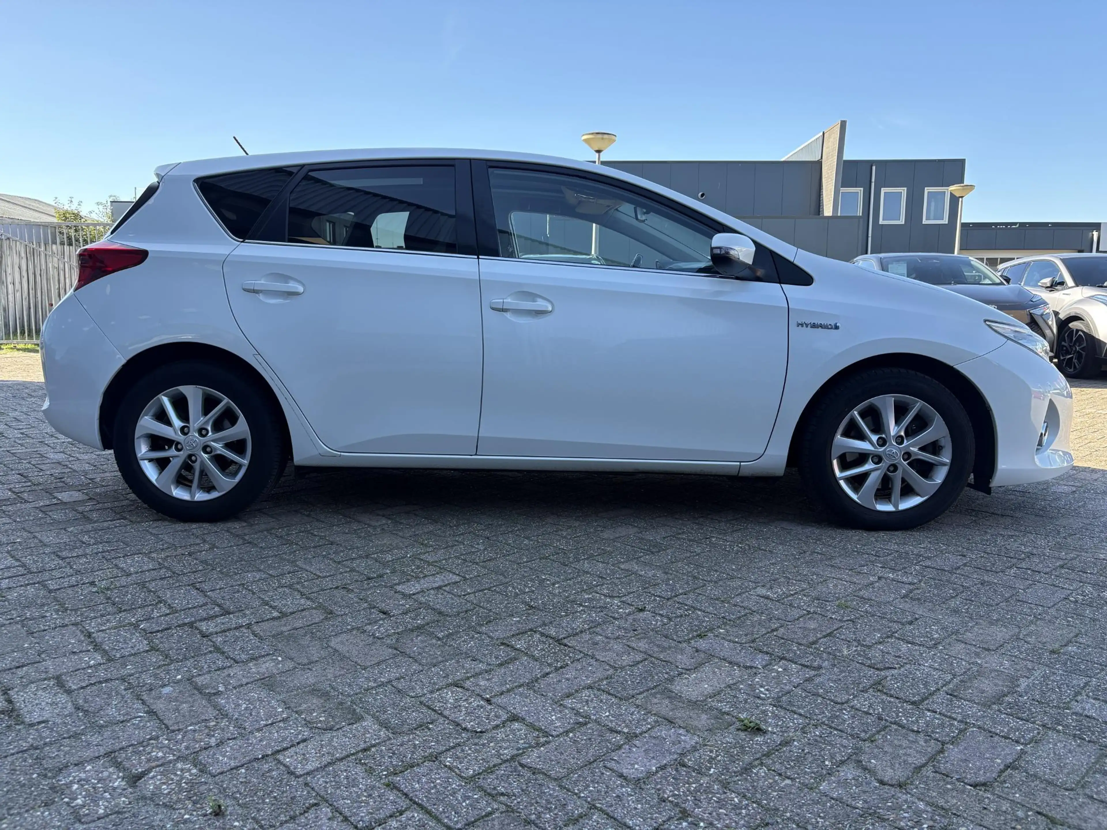 Toyota Auris 1.8 Hybrid Lease — photo 5