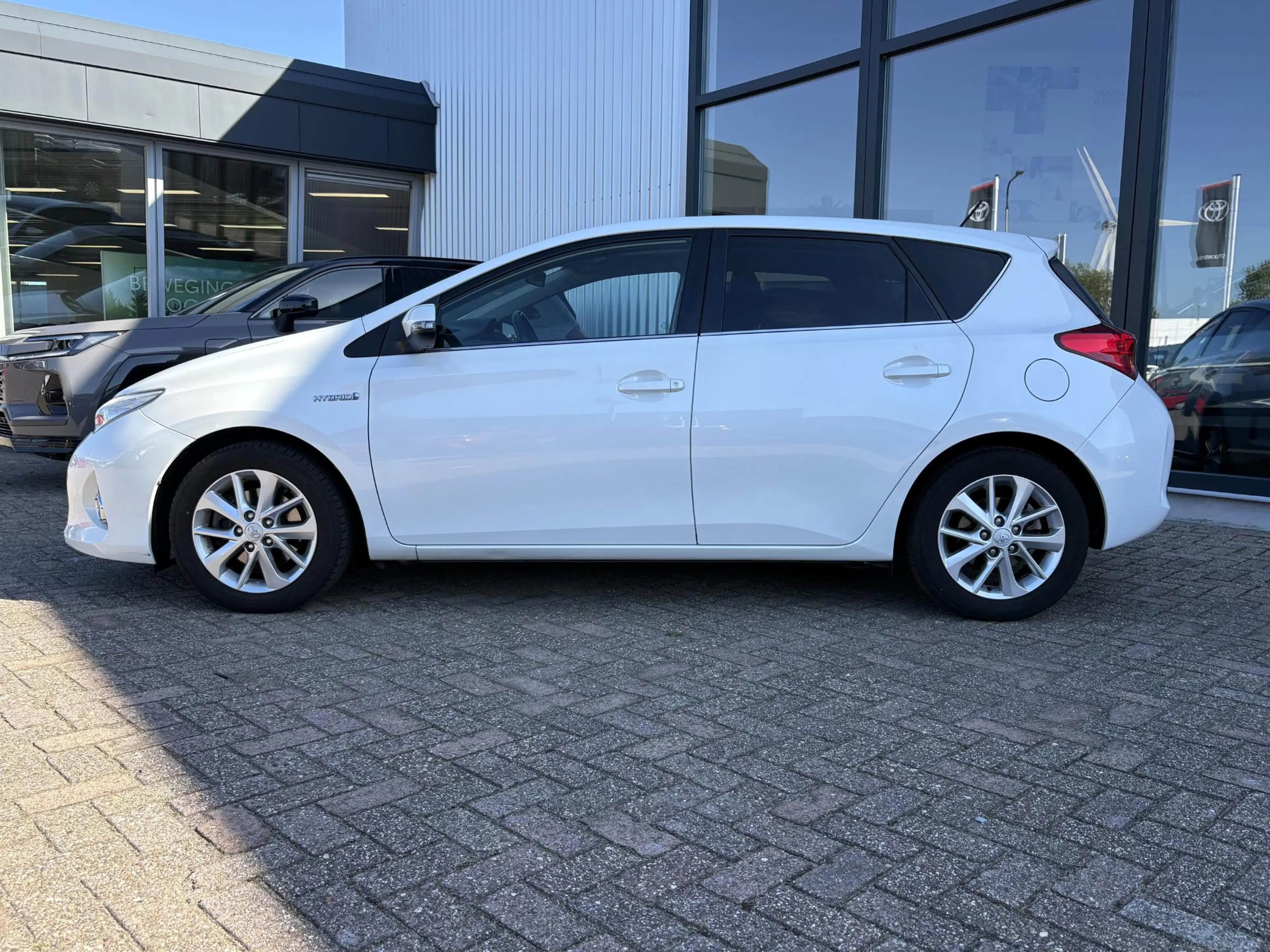 Toyota Auris 1.8 Hybrid Lease — photo 3
