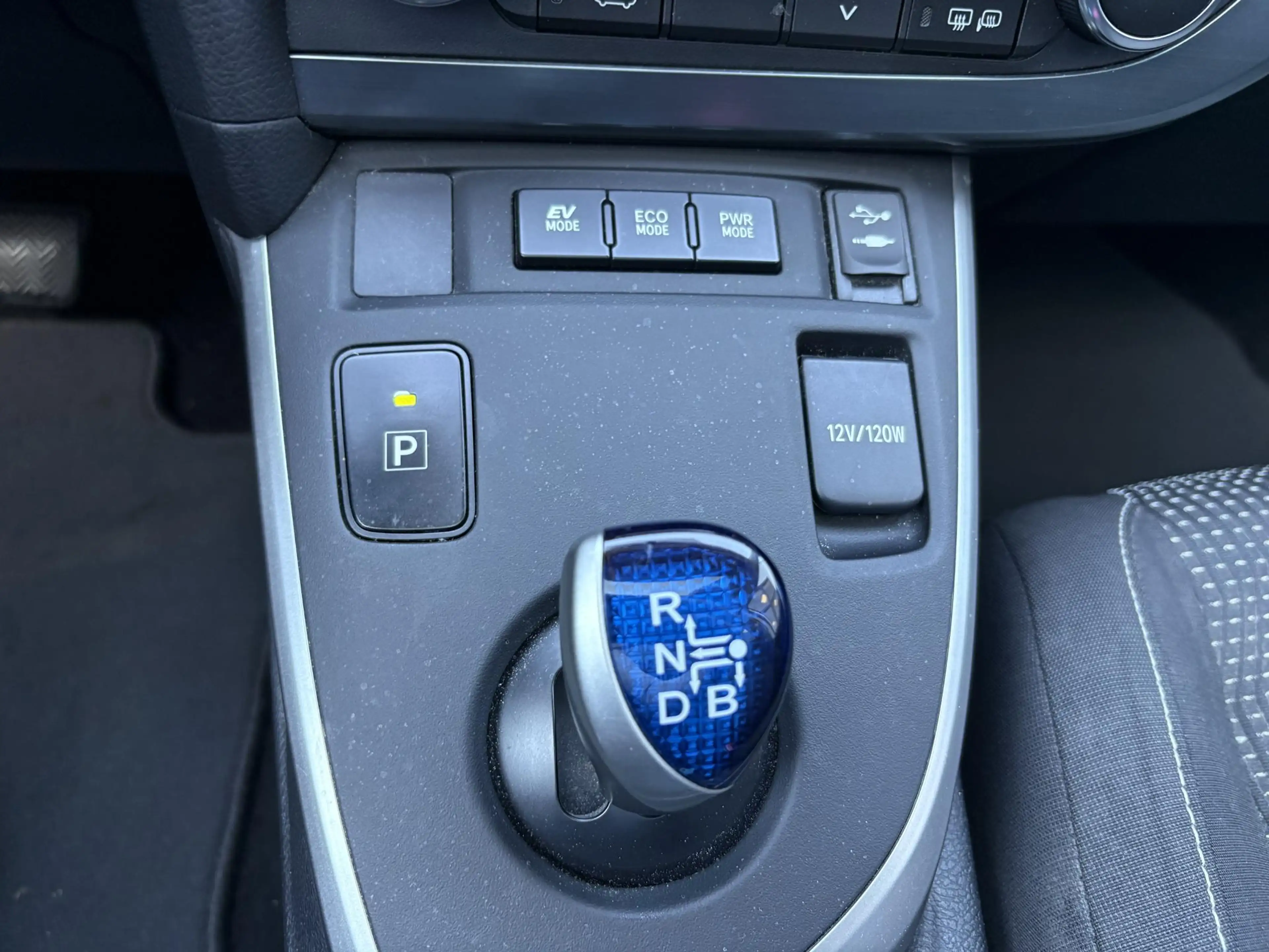 Toyota Auris 1.8 Hybrid Lease — photo 15