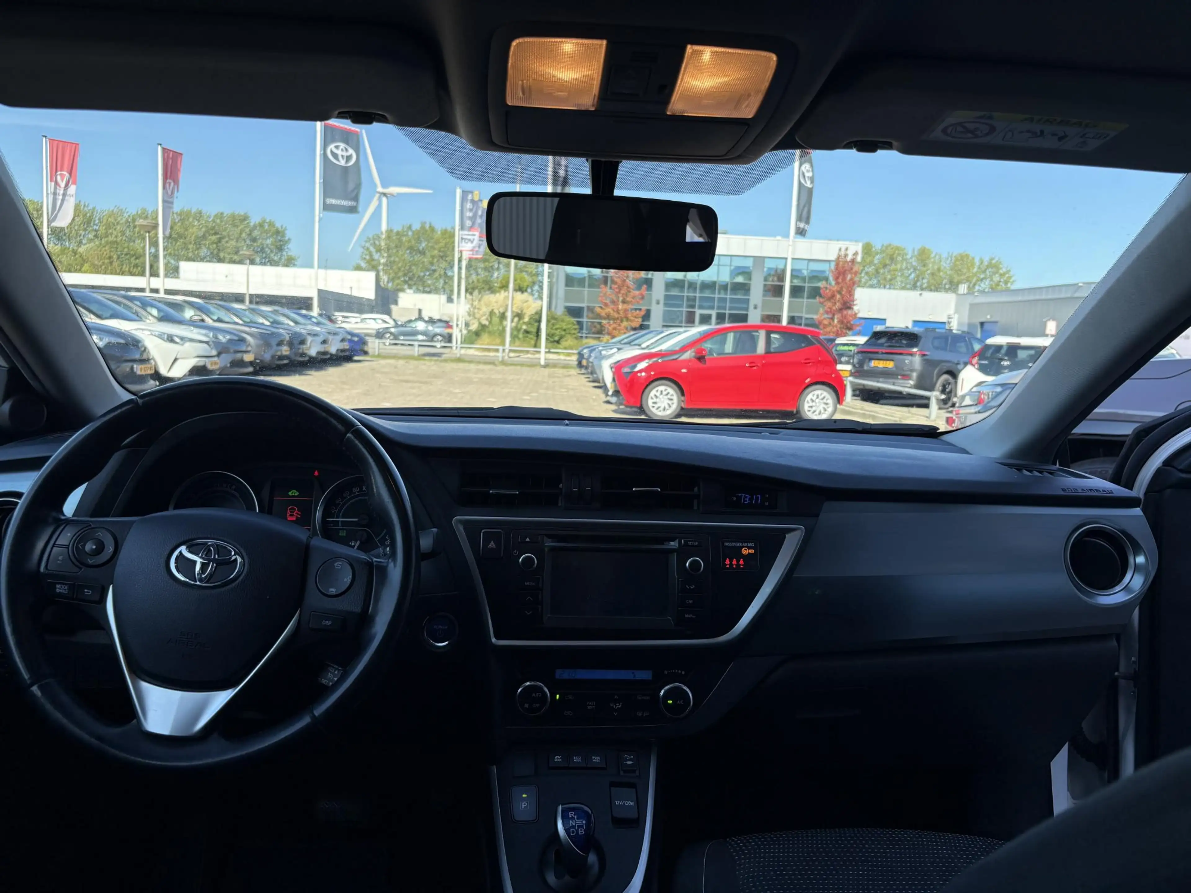 Toyota Auris 1.8 Hybrid Lease — photo 2