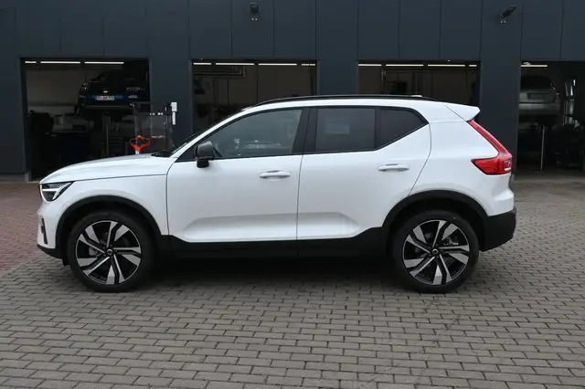 Volvo XC40 view 2