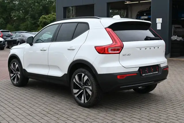 Volvo XC40 view 3