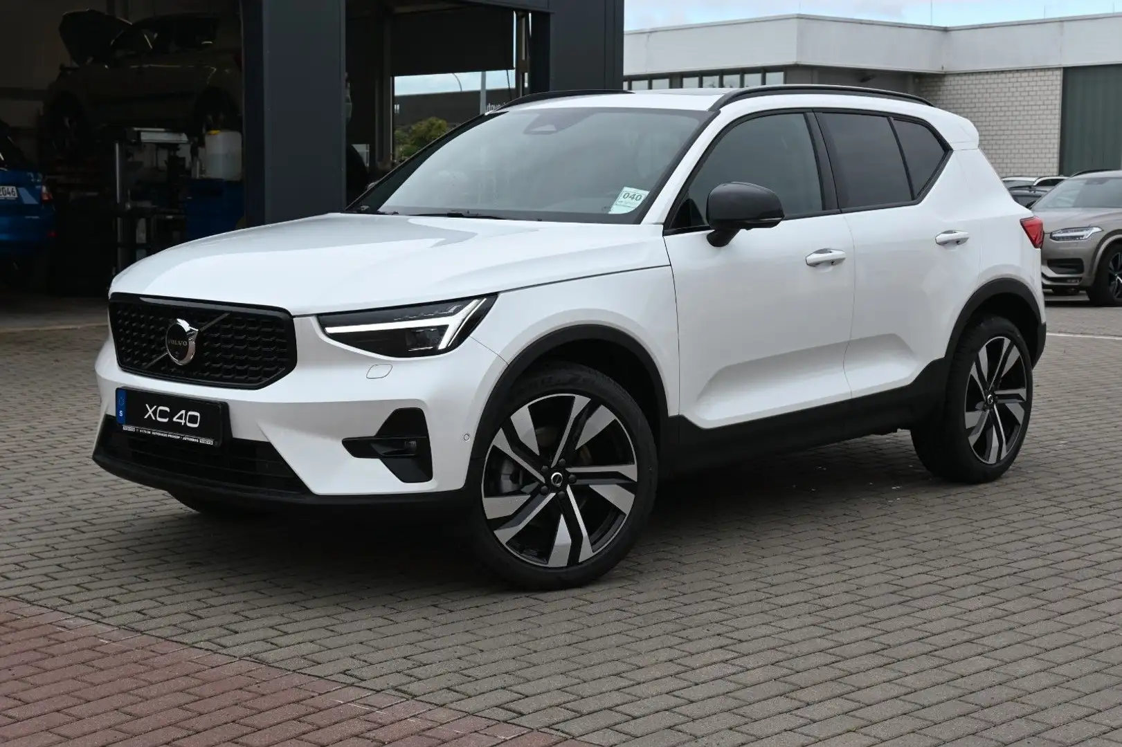 Volvo XC40 B4 DKG Ultra Dark*FSHZG*PANO*360°*ACC Weiß - 1