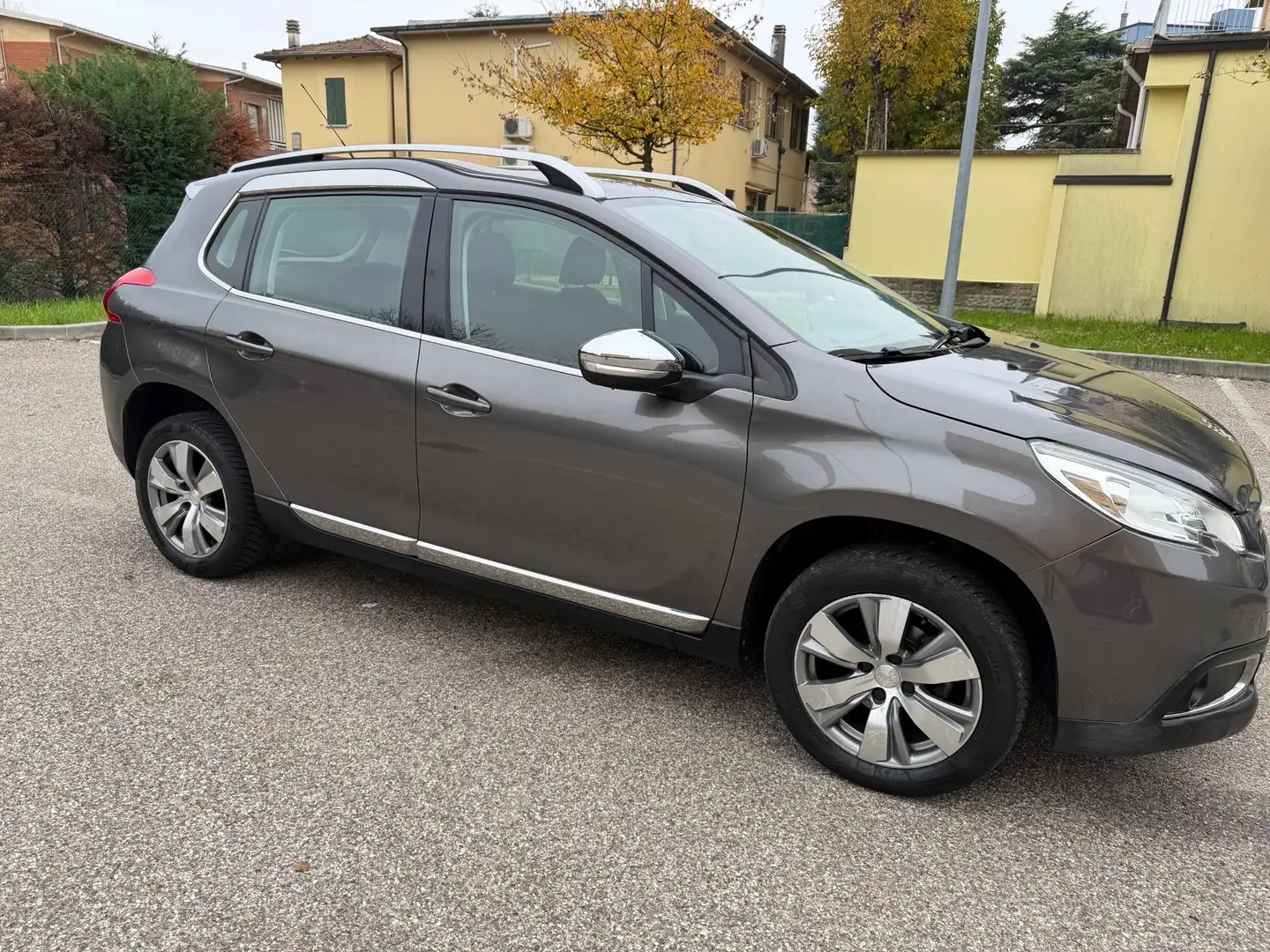 Peugeot 2008 1.6 - AUT. - NEOP. - NAV. - 12 MESI DI GARANZIA - Grau - 2
