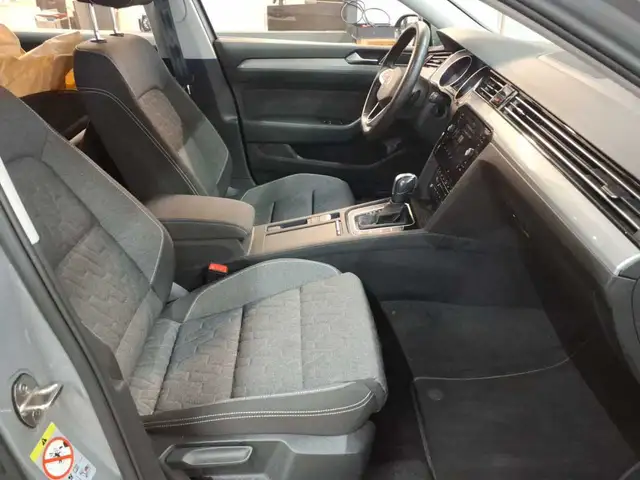 Volkswagen Passat view 8
