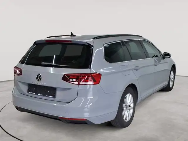 Volkswagen Passat view 4