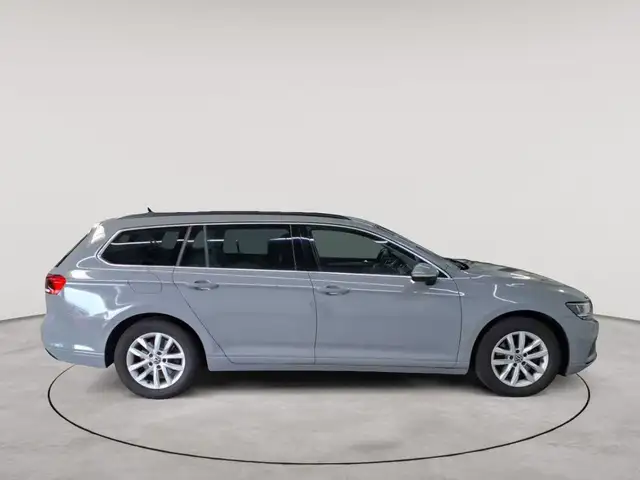 Volkswagen Passat view 3