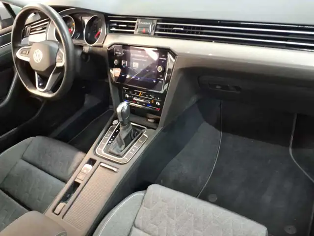 Volkswagen Passat view 9