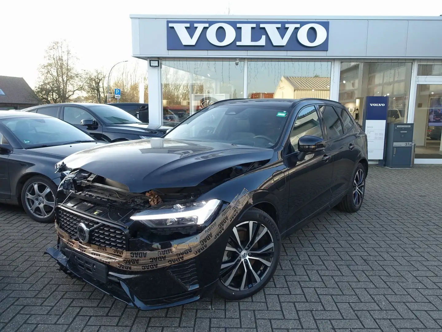 Volvo XC60 Plus T6 AWD Plug-in Hybrid/360°Cam/Four-C Schwarz - 1