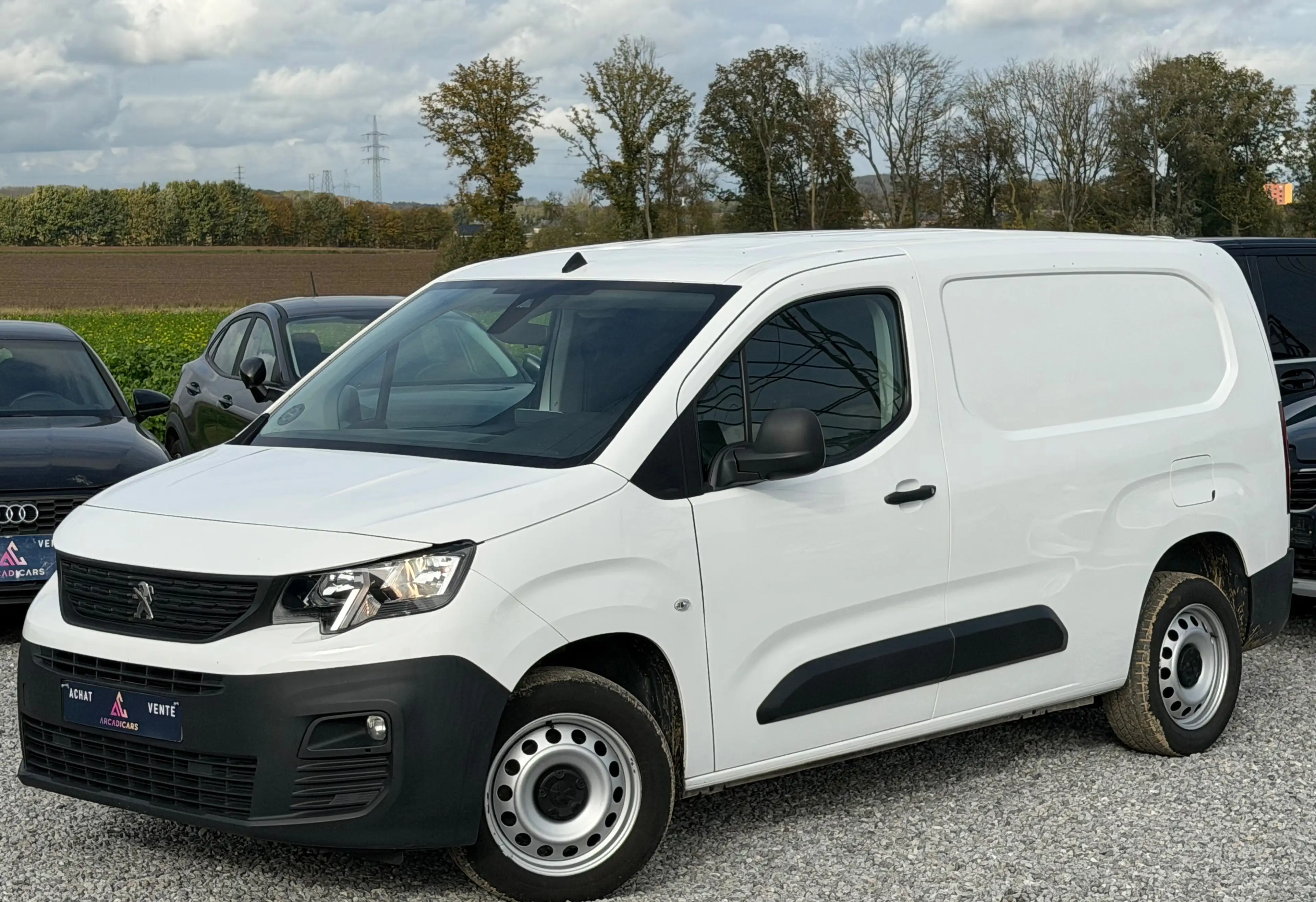Peugeot Partner Long chassis - Attache remorque - Car play - 3 places - Tvac