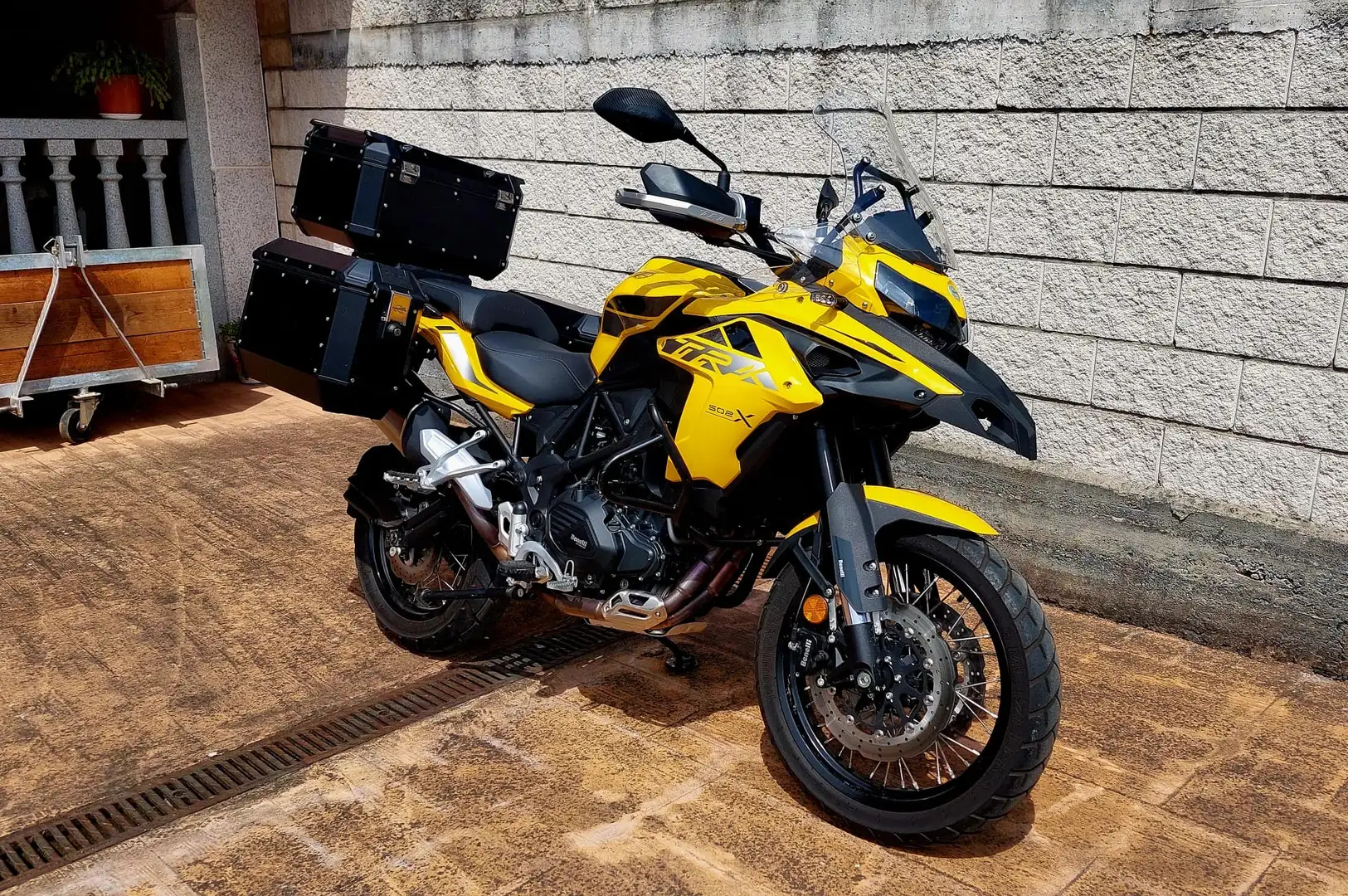 Benelli TRK 502 Moto Benelli TRK 502X en perfecto estado. Amarilla - 1