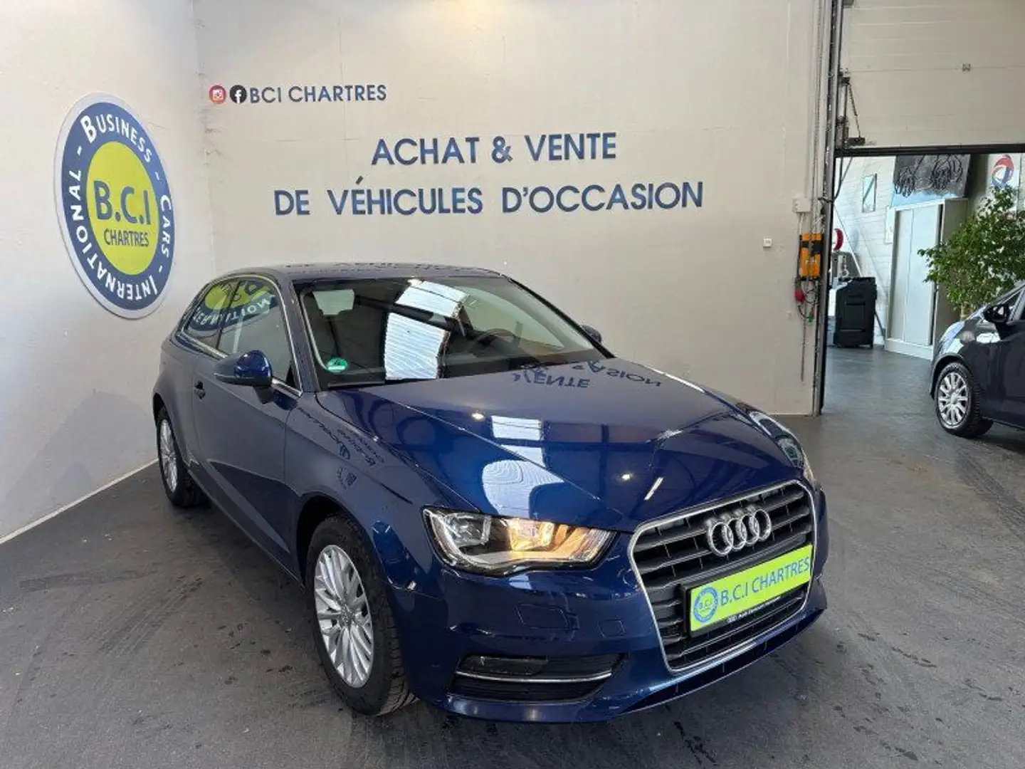 Audi A3 1.2 TFSI 105CH FAP AMBIENTE 3P Bleu - 2