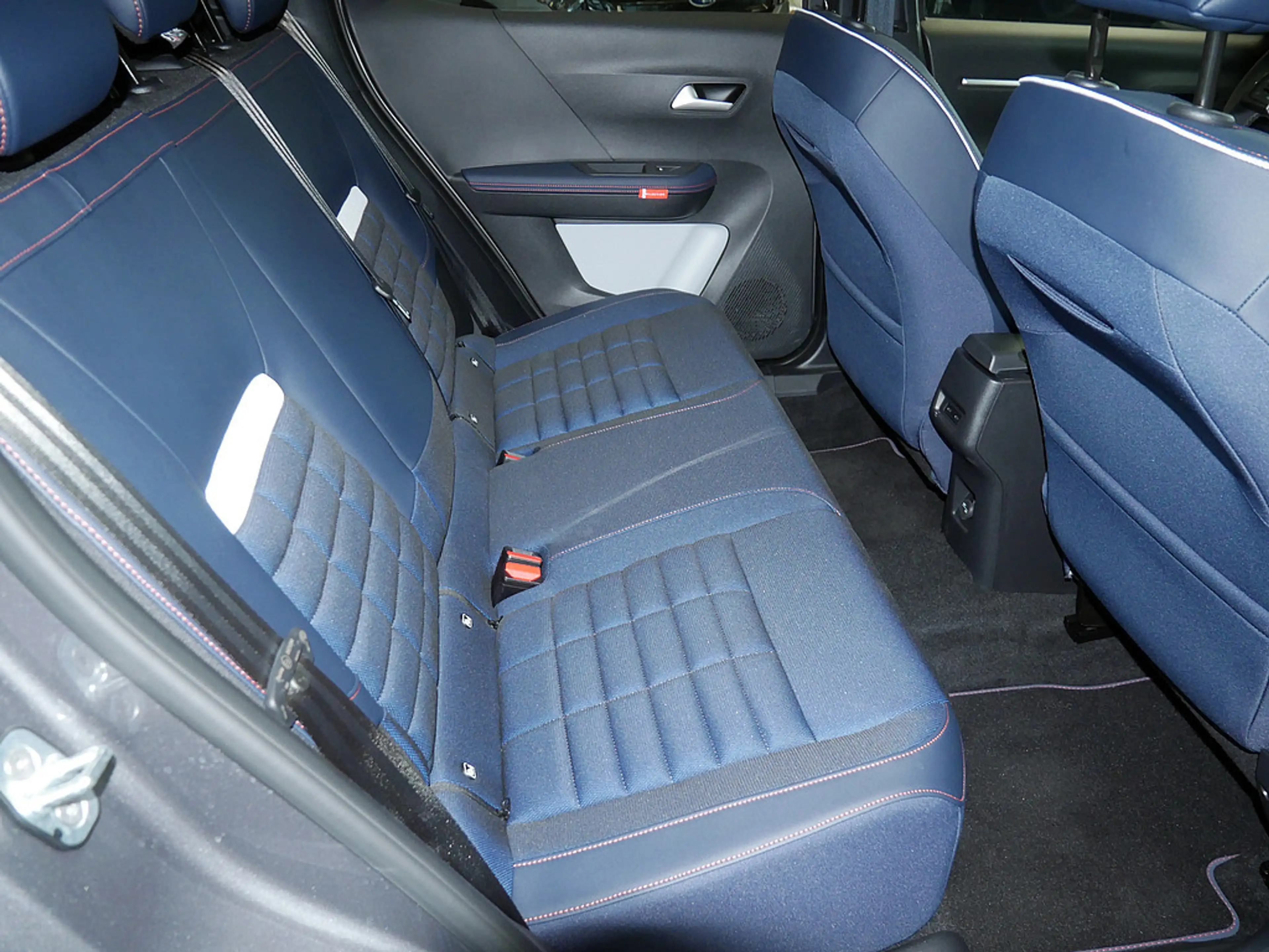 Citroen C3 Aircross Hybrid 145 Collection KAMERA LED — photo 12