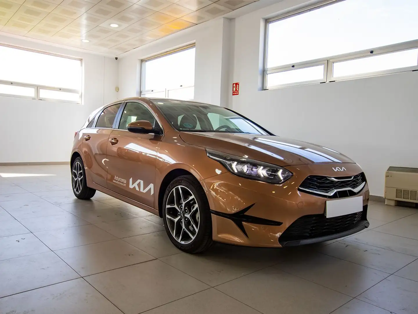 Kia 1.0 T-GDI 88KW TECH 120 5P Hnědá - 2